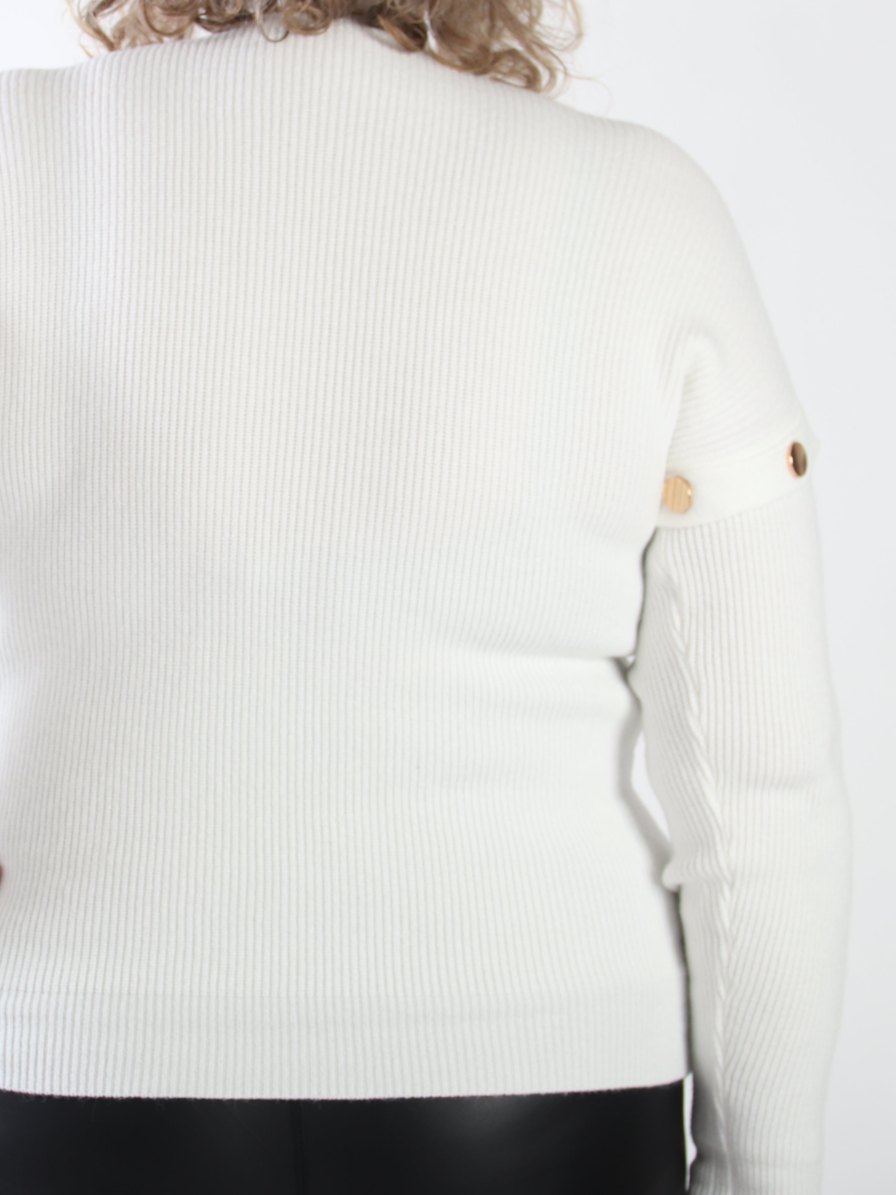 Wren - Mjuk ribbstickad tröja i plus size med hög hals och eleganta guldfärgade dekorationsknappar
