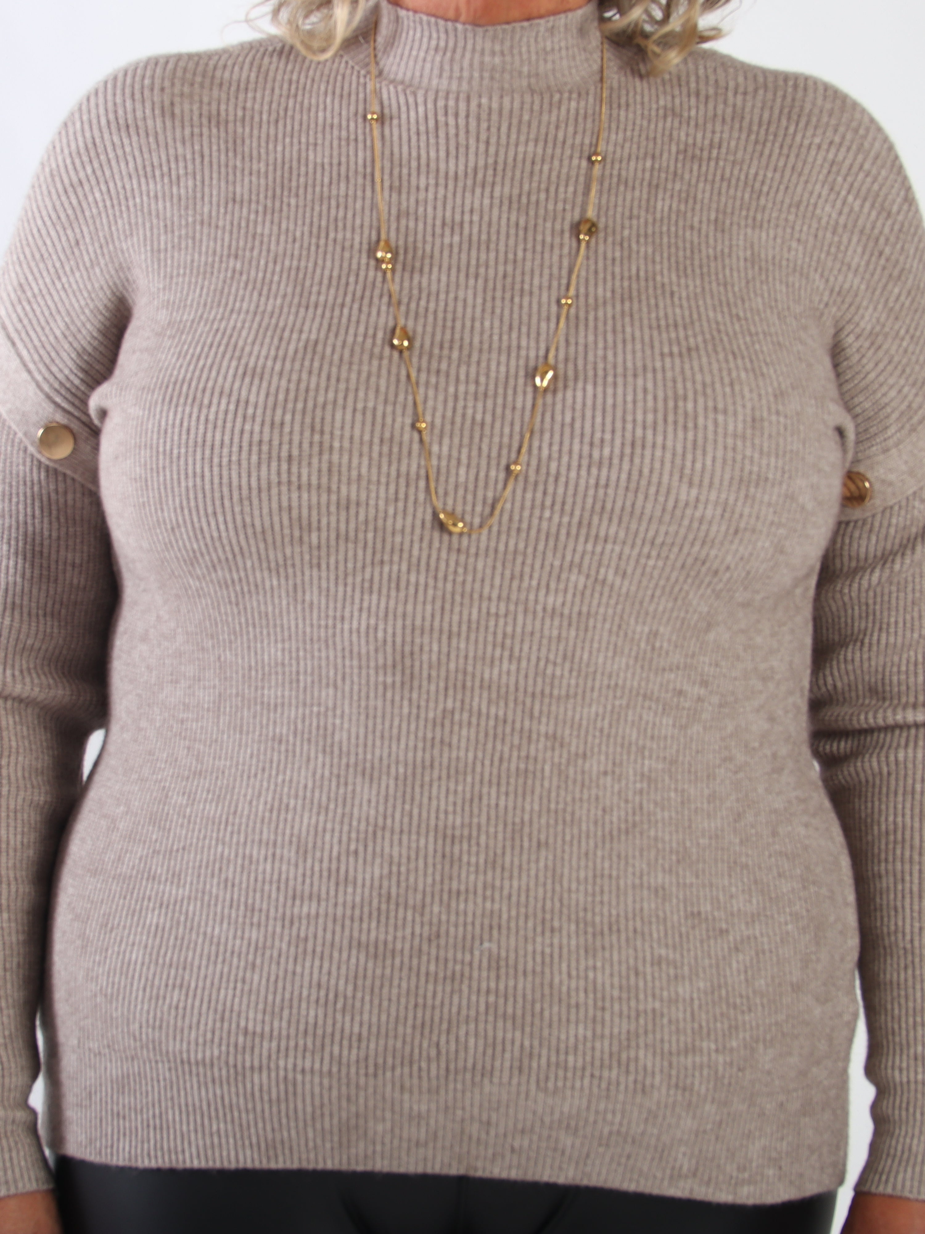 Wren - Mjuk ribbstickad tröja i plus size med hög hals och eleganta guldfärgade dekorationsknappar