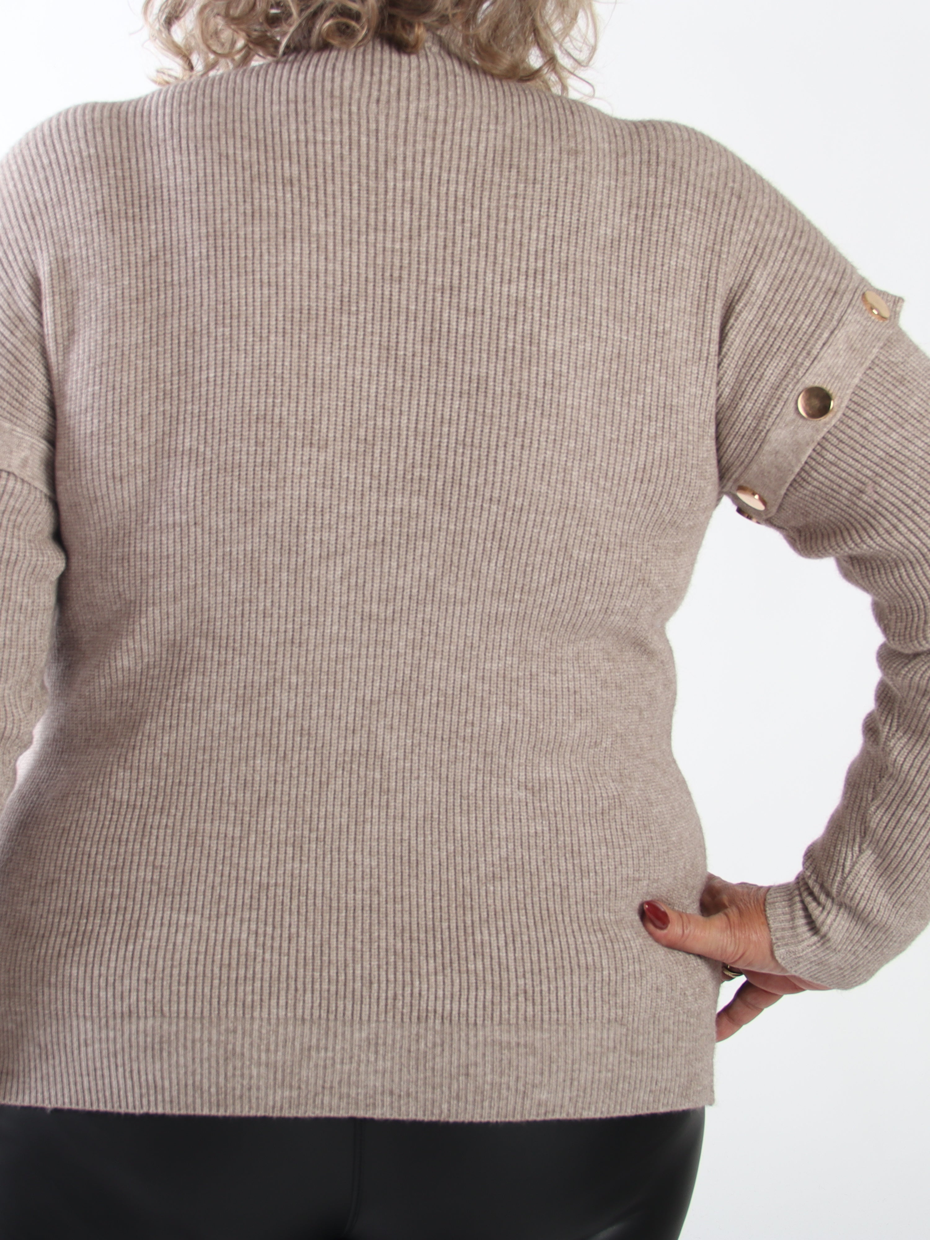 Wren - Mjuk ribbstickad tröja i plus size med hög hals och eleganta guldfärgade dekorationsknappar
