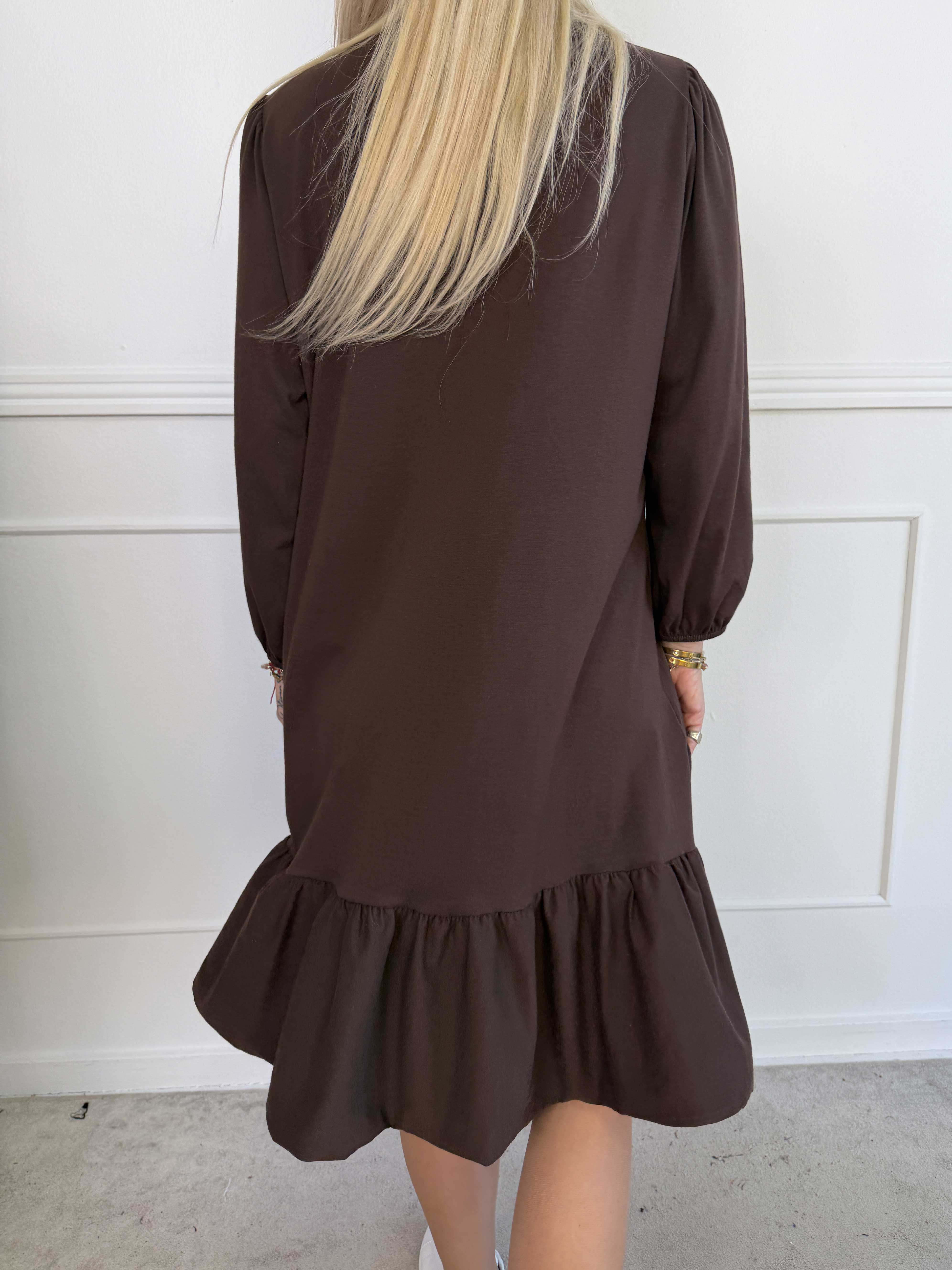 Zafira - Joggingkjole i bomuld med sød flæsekant