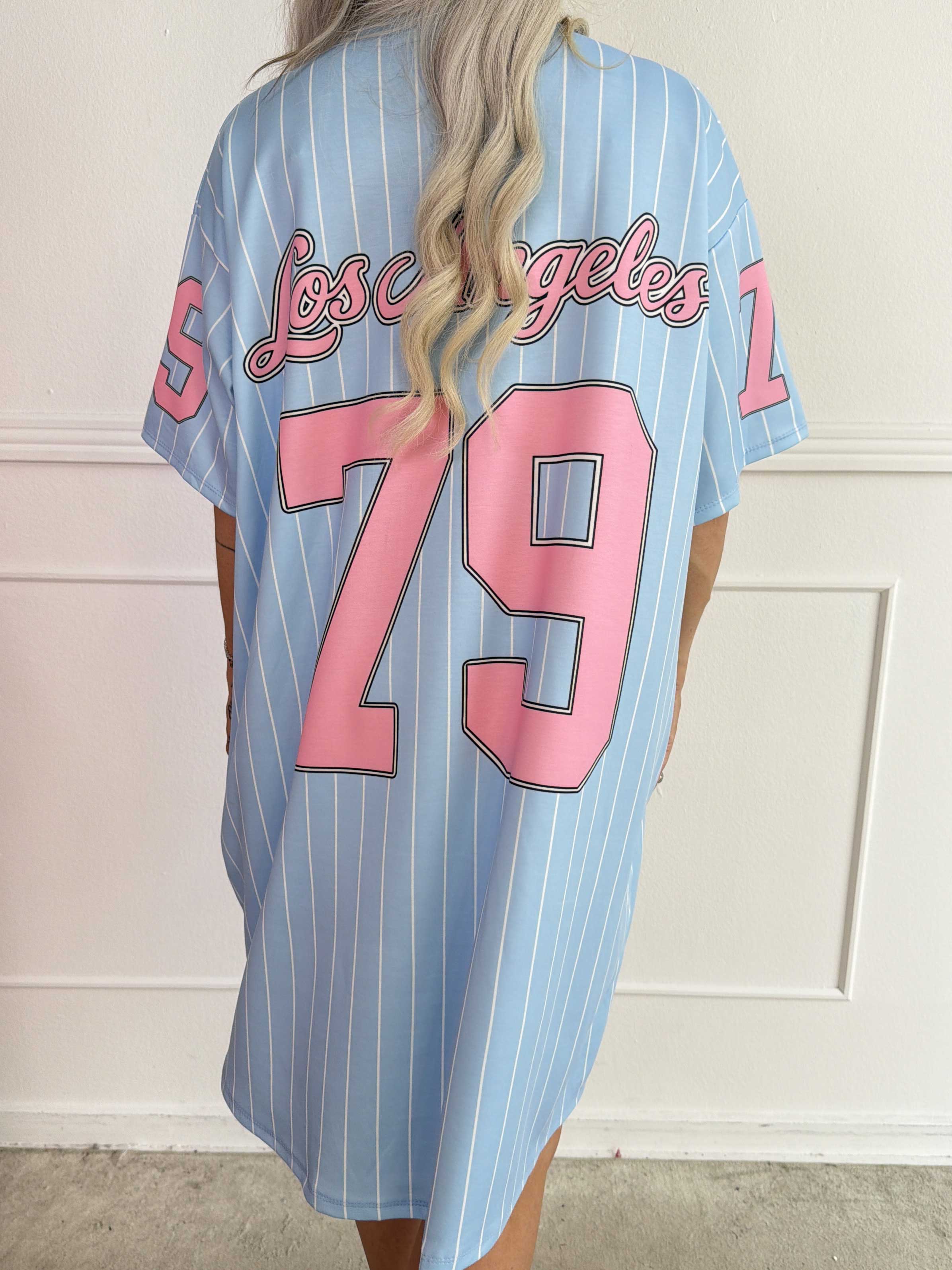 Andrea - Plus size t-shirtklänning i mjuk viskosblandning med basebollinspirerad design