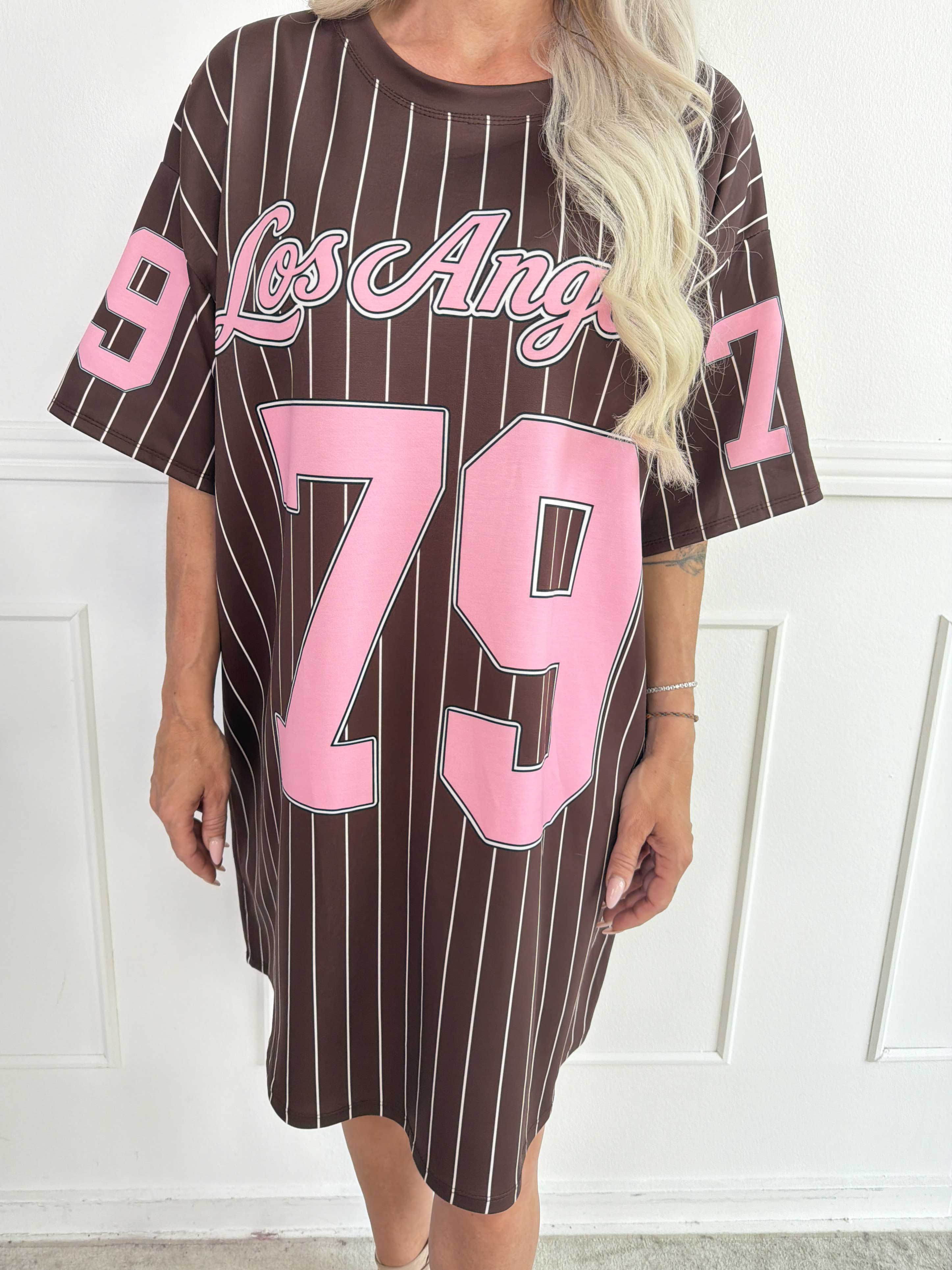 Andrea - Plus size t-shirtklänning i mjuk viskosblandning med basebollinspirerad design