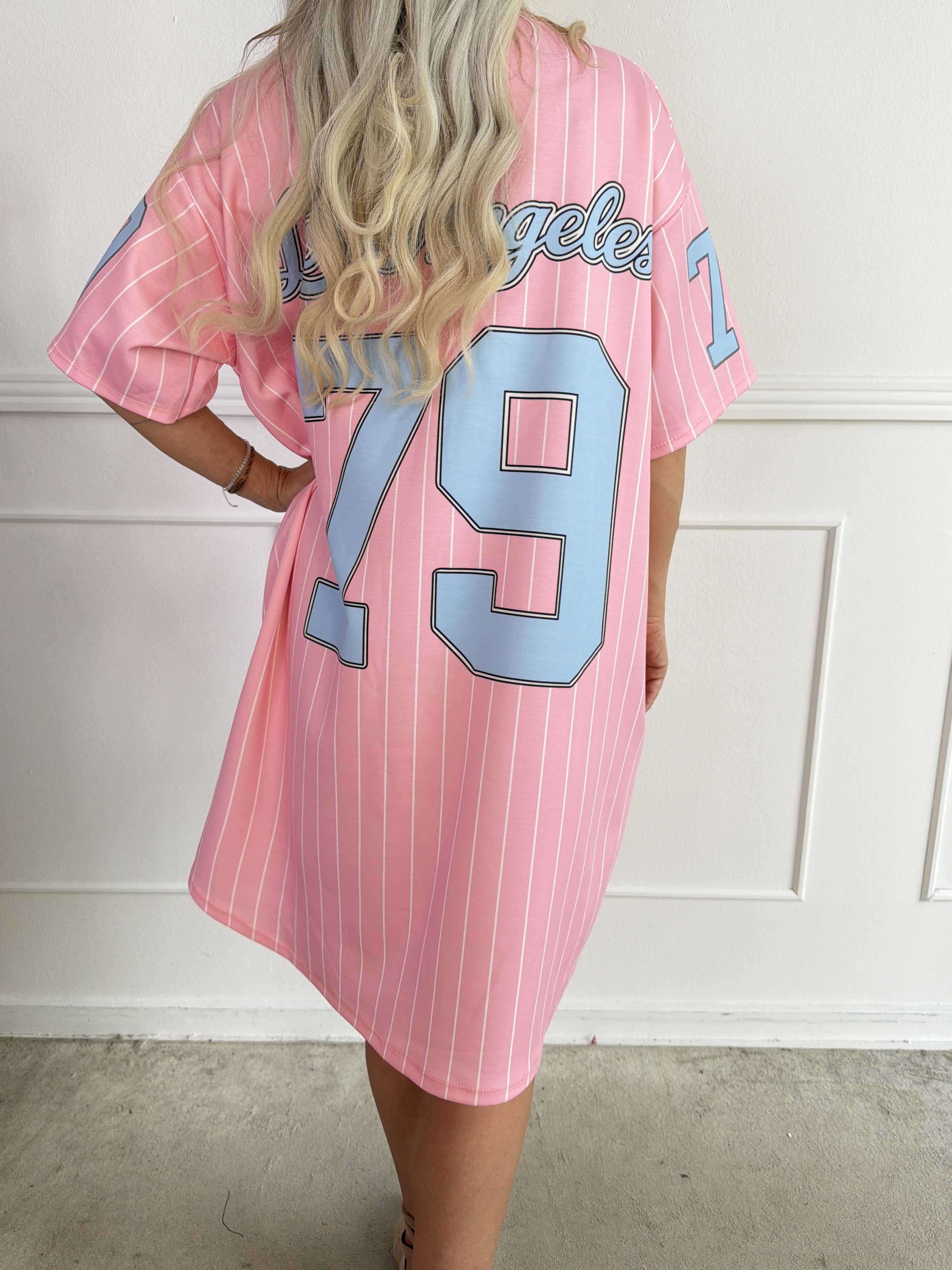 Andrea - Plus size t-shirtklänning i mjuk viskosblandning med basebollinspirerad design