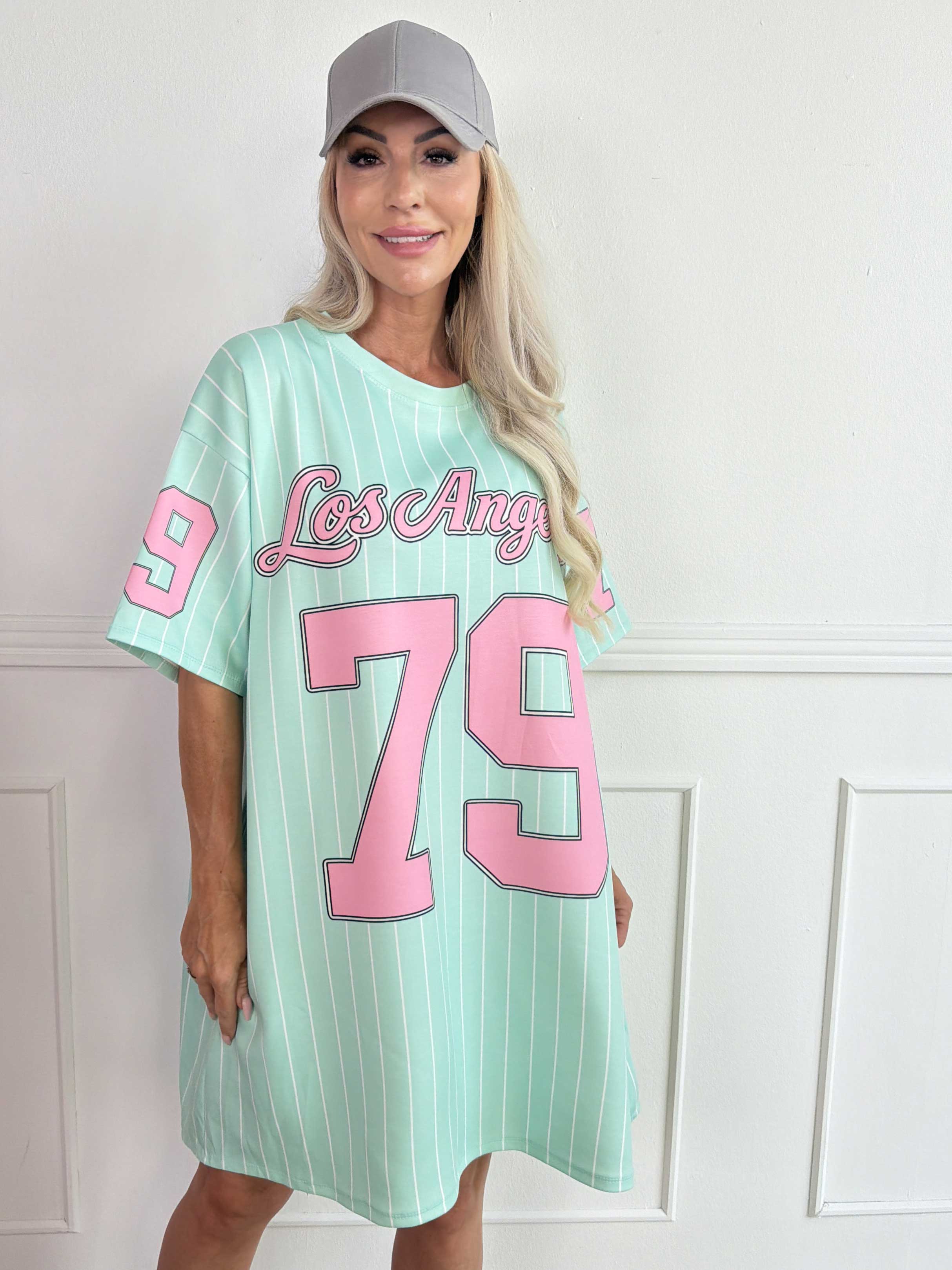 Andrea - Plus size t-shirtklänning i mjuk viskosblandning med basebollinspirerad design
