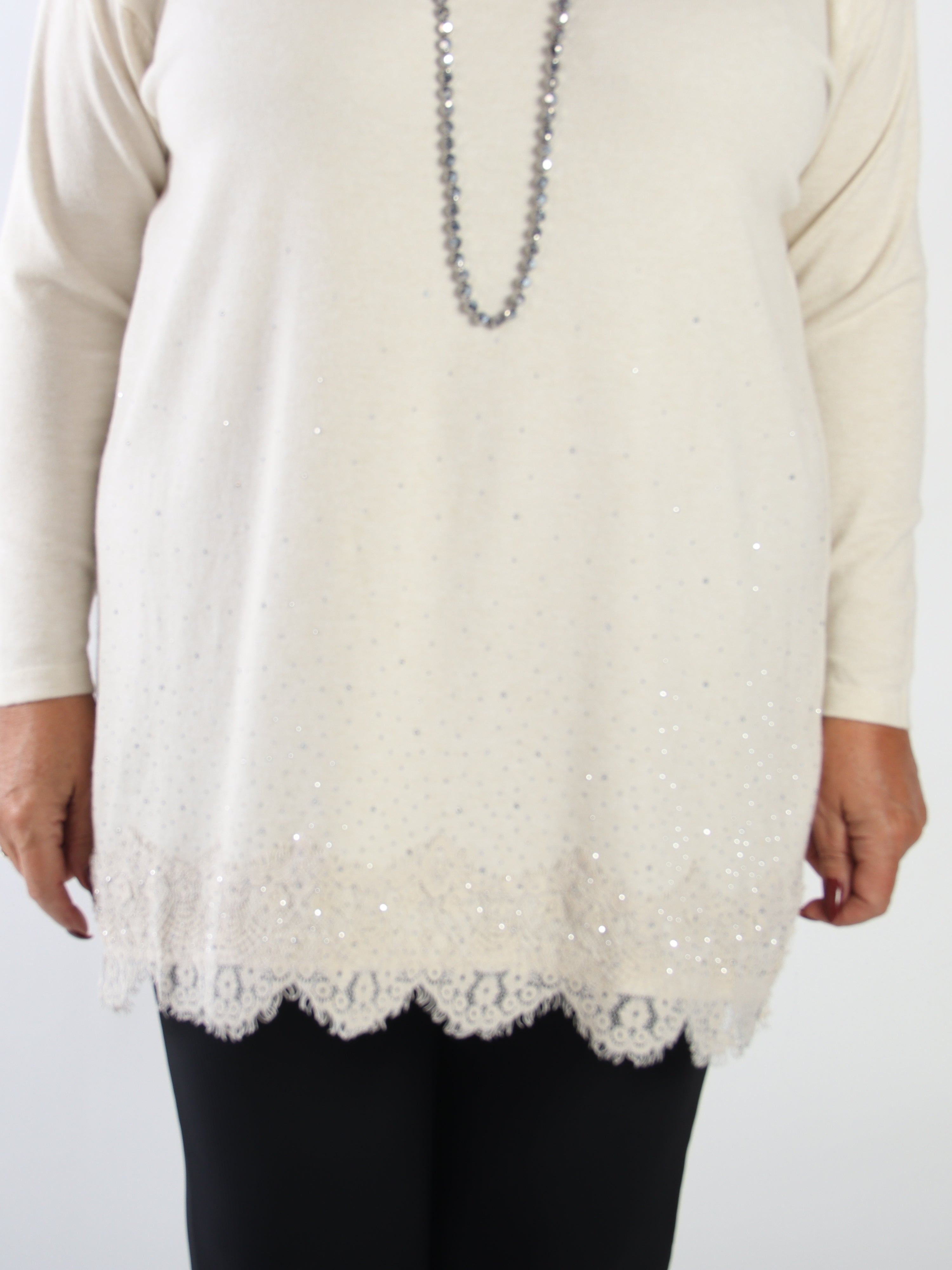 Anja - Stickad tröja i plus size i en mjuk viskosblandning med fin spetskant och strass