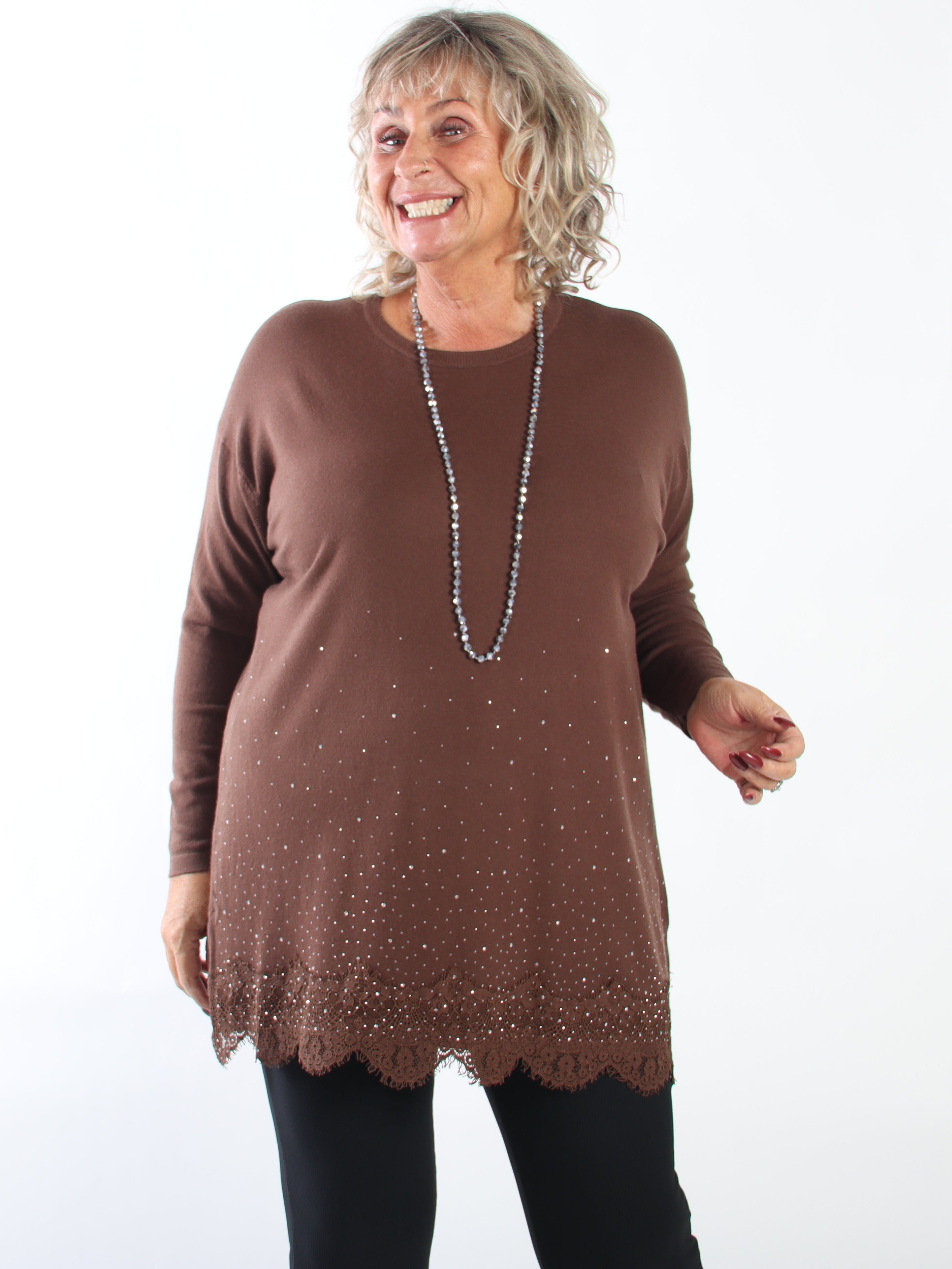 Anja - Stickad tröja i plus size i en mjuk viskosblandning med fin spetskant och strass