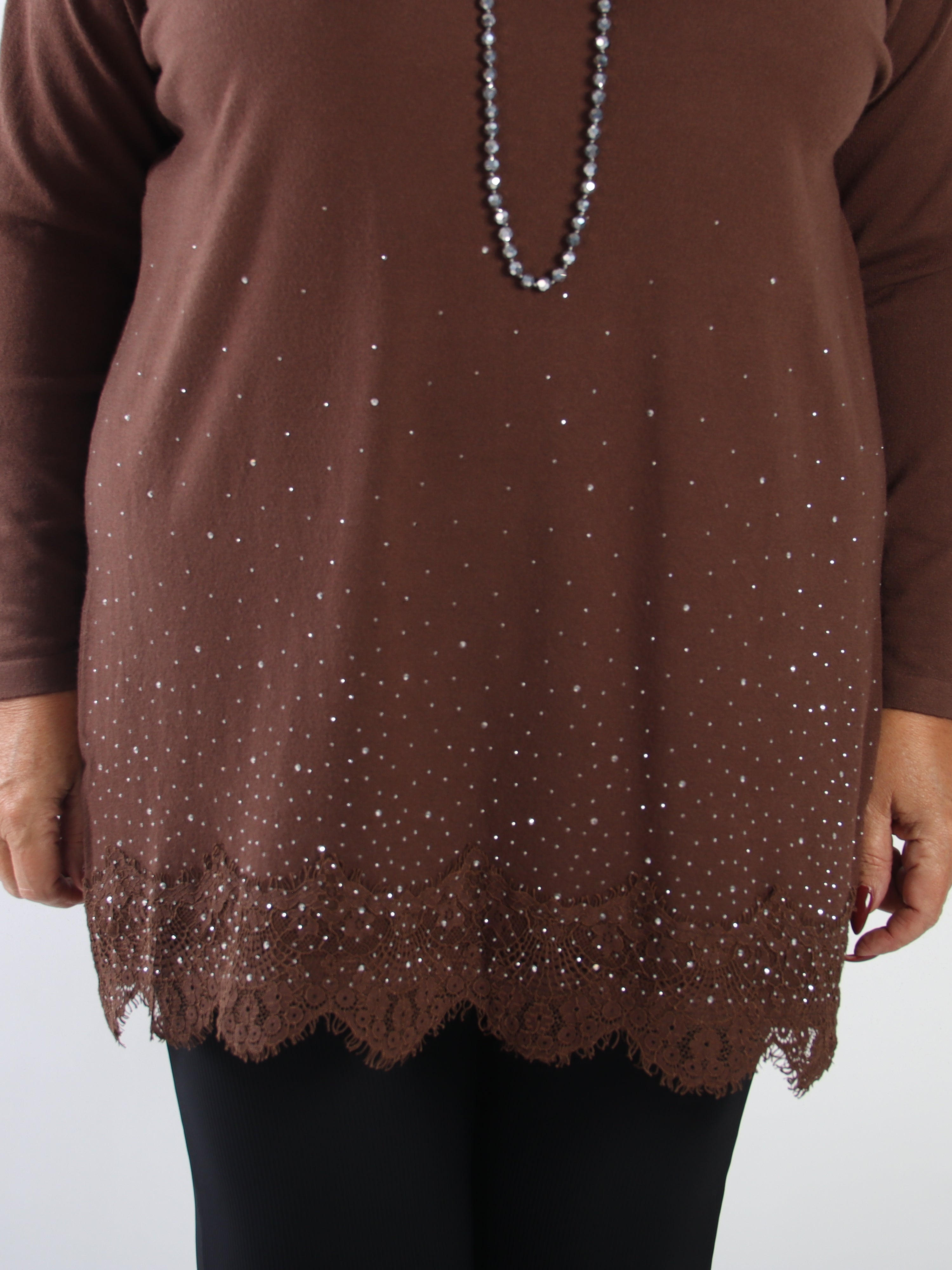 Anja - Stickad tröja i plus size i en mjuk viskosblandning med fin spetskant och strass