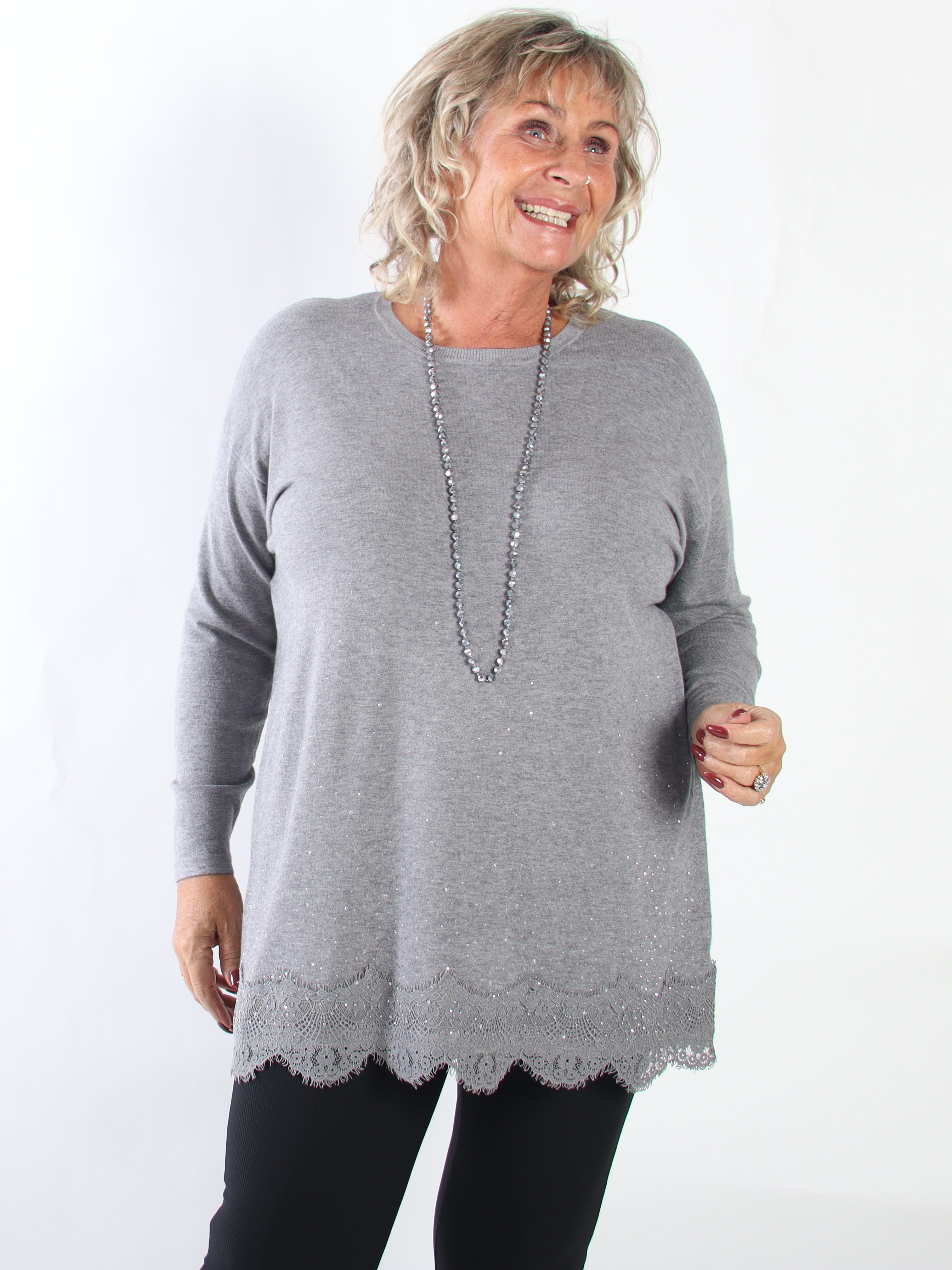 Anja - Stickad tröja i plus size i en mjuk viskosblandning med fin spetskant och strass