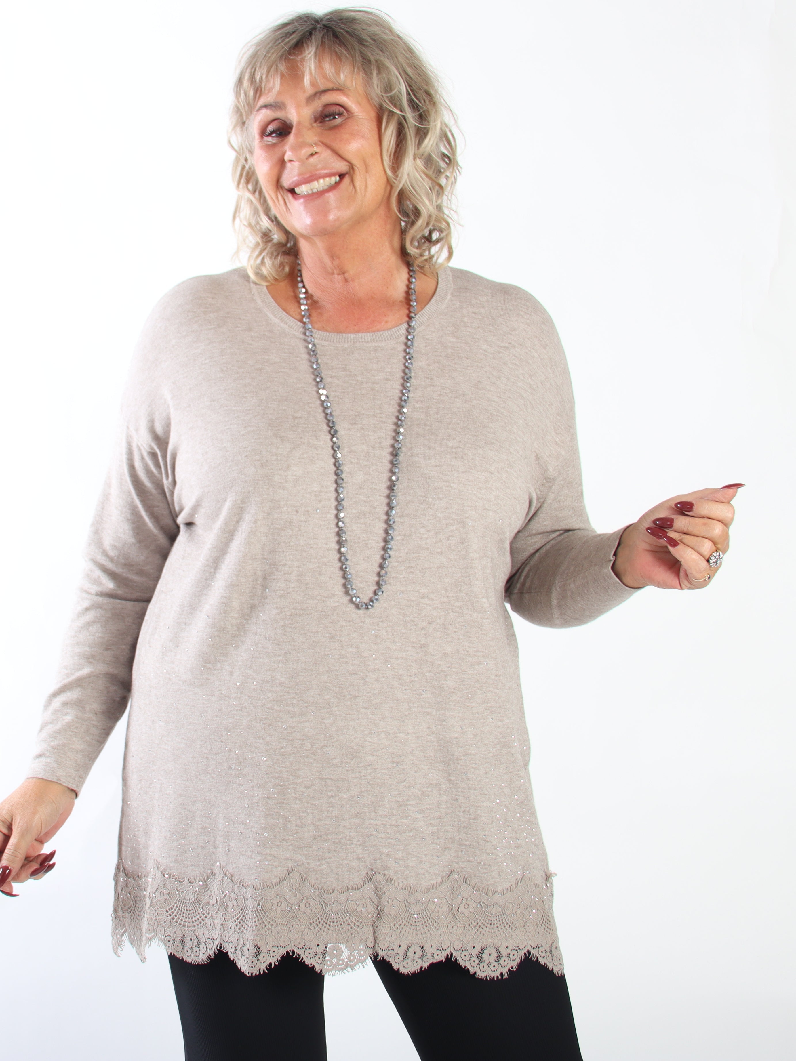 Anja - Stickad tröja i plus size i en mjuk viskosblandning med fin spetskant och strass