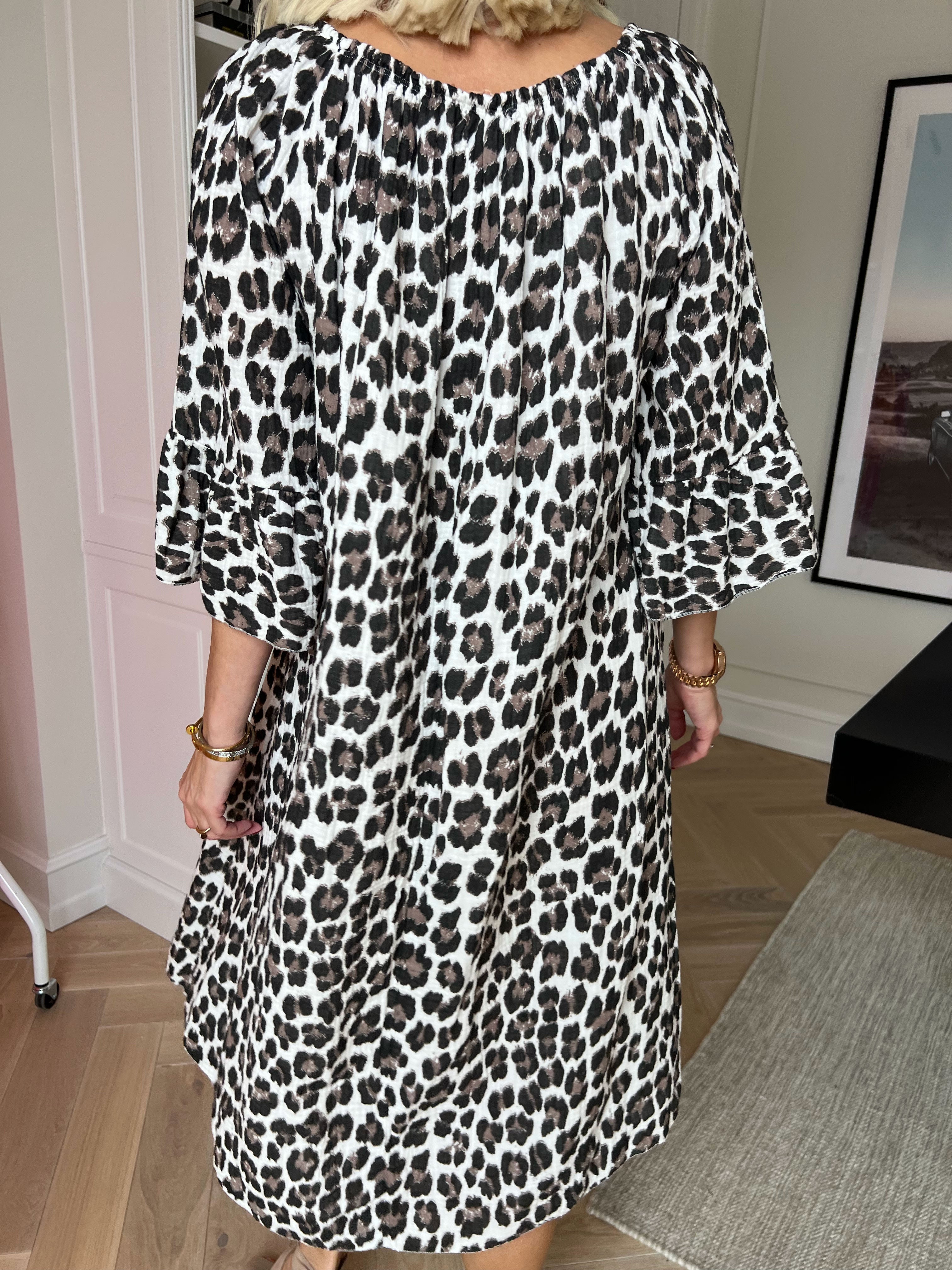 Antonella - Kjole i blødt bomuldsbæk og bølge stof med et fint leopardprint