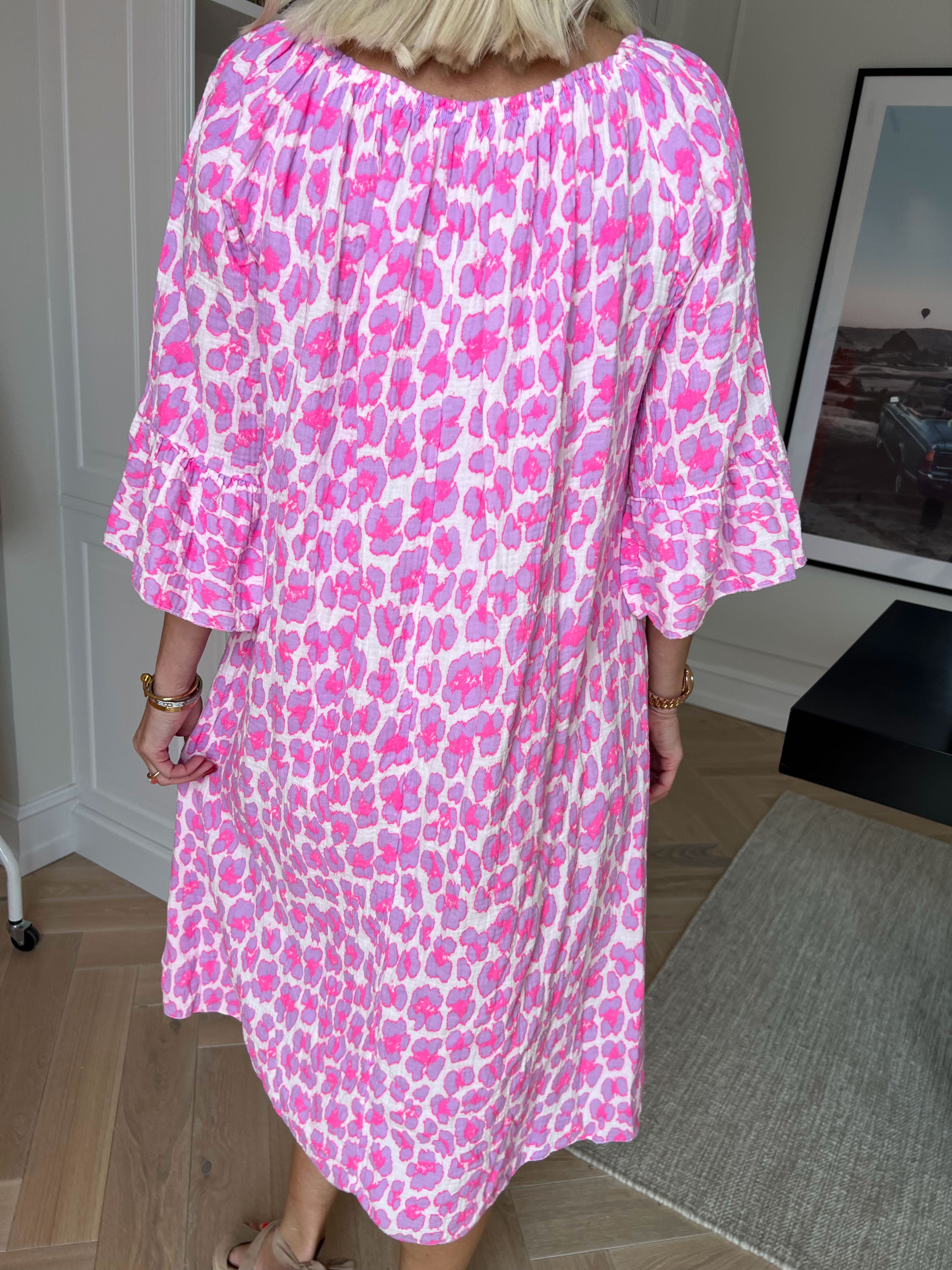 Antonella - Kjole i blødt bomuldsbæk og bølge stof med et fint leopardprint