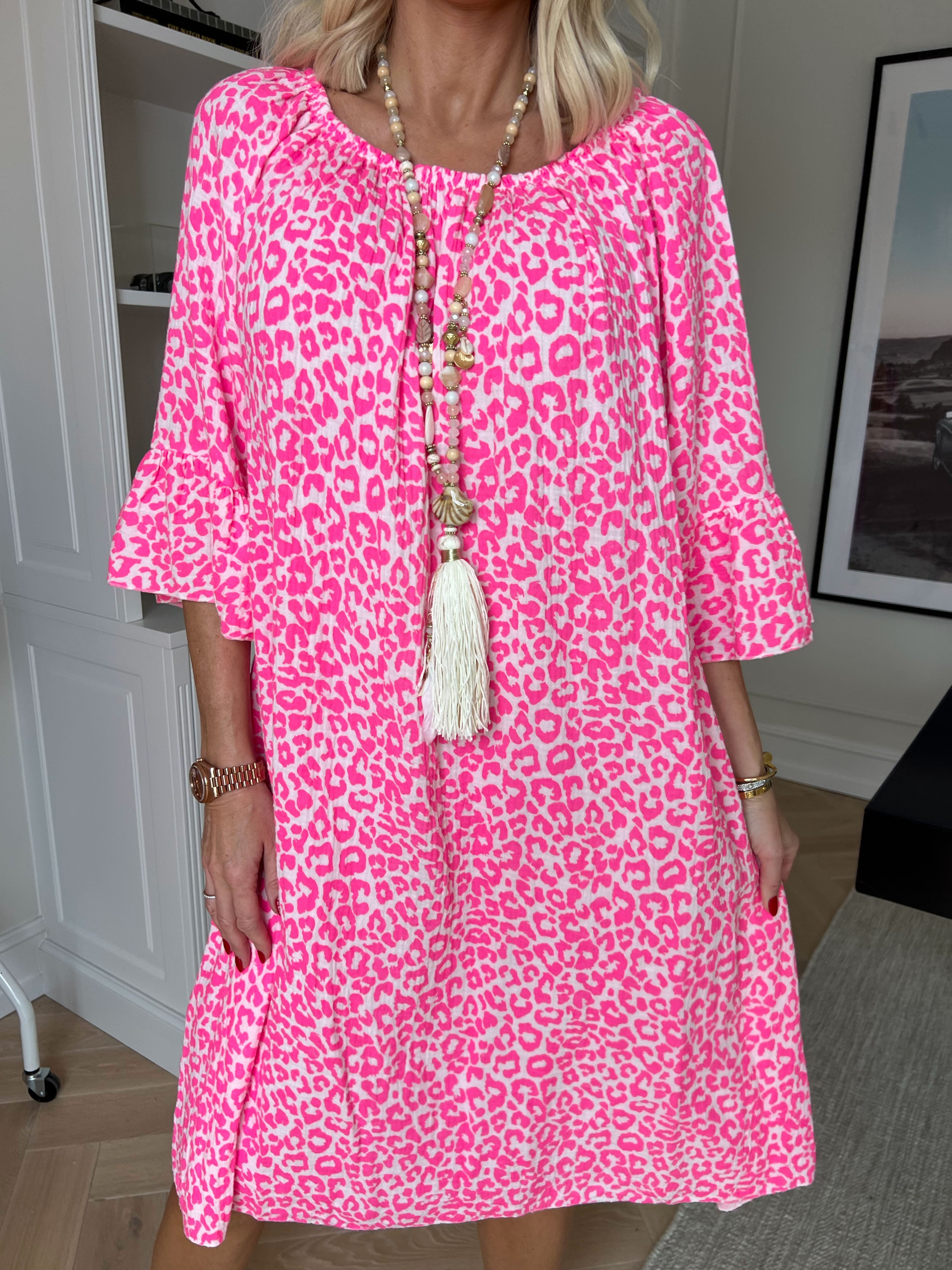 Antonella - Kjole i blødt bomuldsbæk og bølge stof med et fint leopardprint