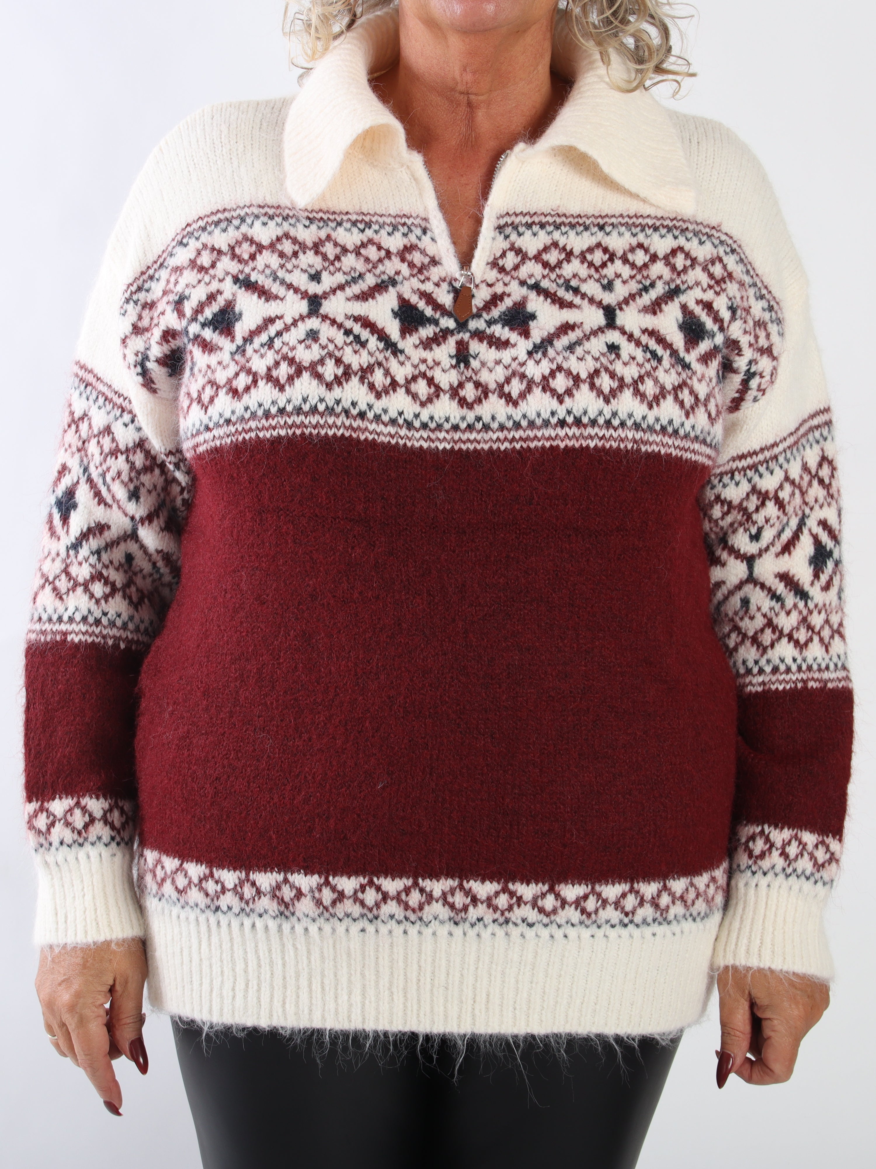 Asta - Varm och skön stickad tröja i plus size med snyggt mönster, fin krage och dragkedja i halsen