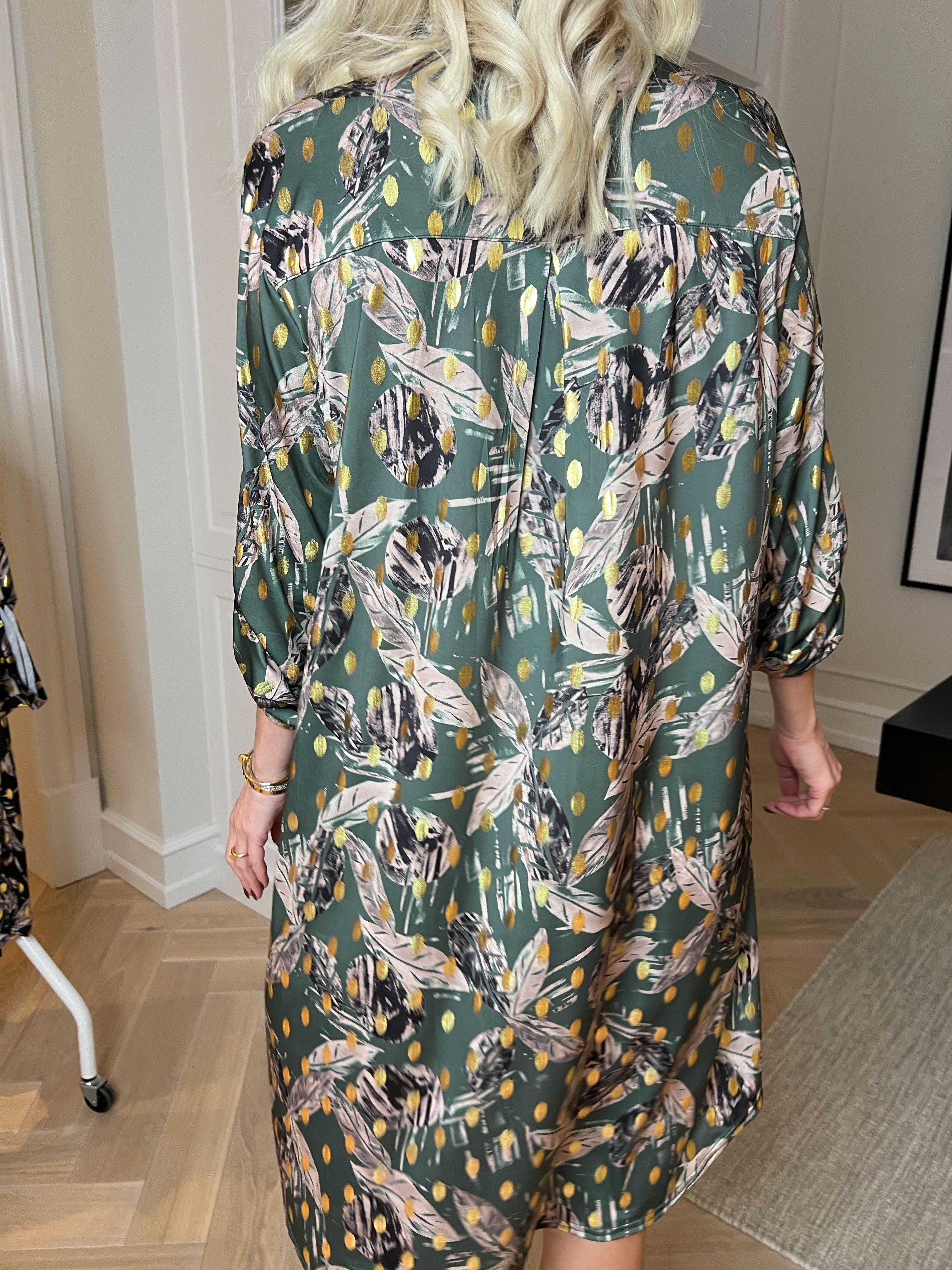 Ebba Leaf Long - Elastisk kjole med fint bladmønster og guld dutter