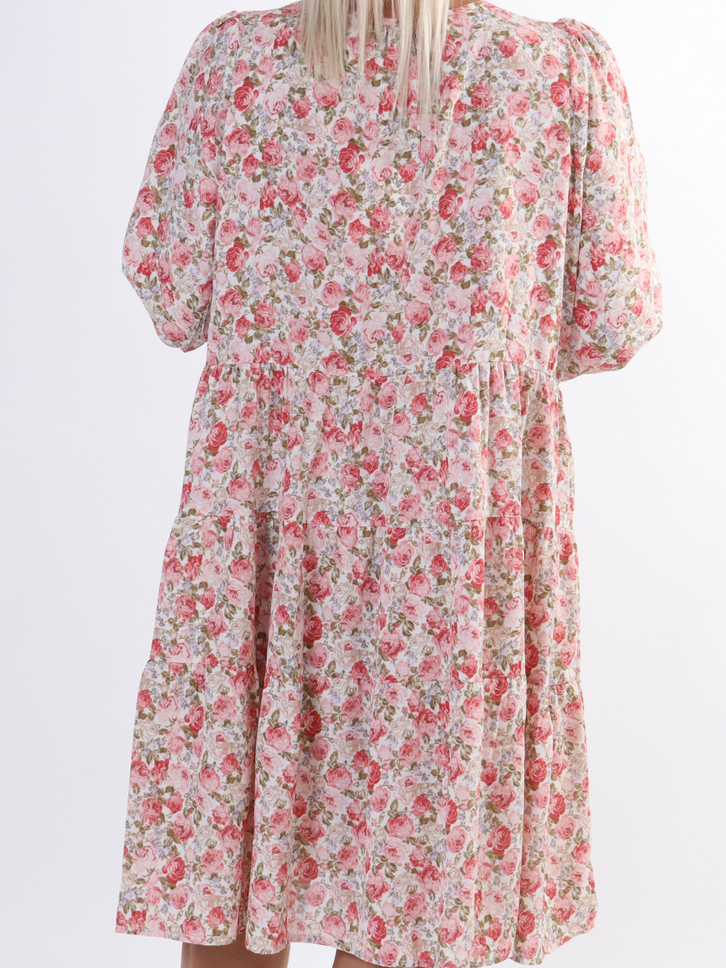 Hannah - Söt blommig klänning med lager på lager look