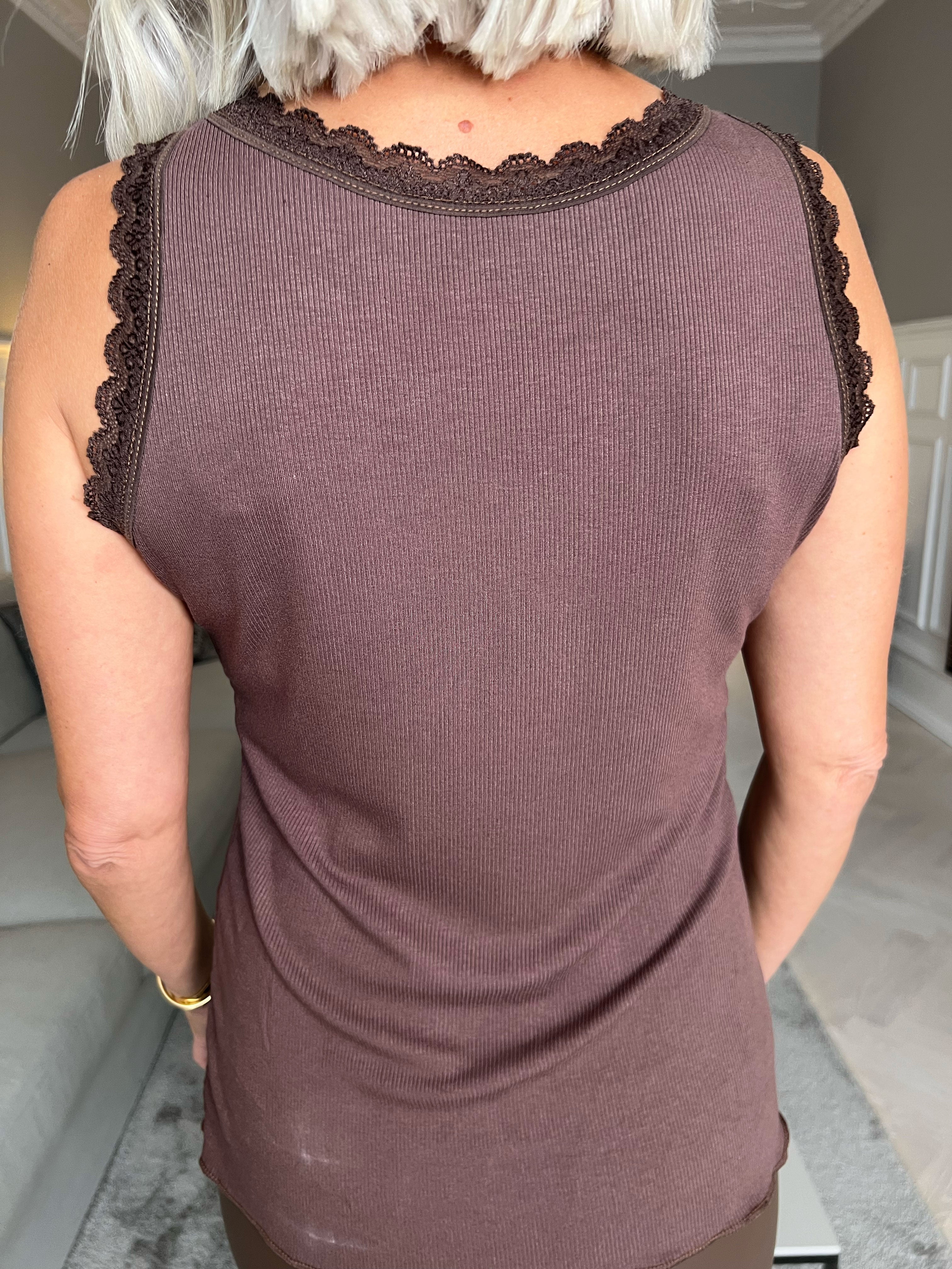 Ibina - Söt topp med resår och spetskant