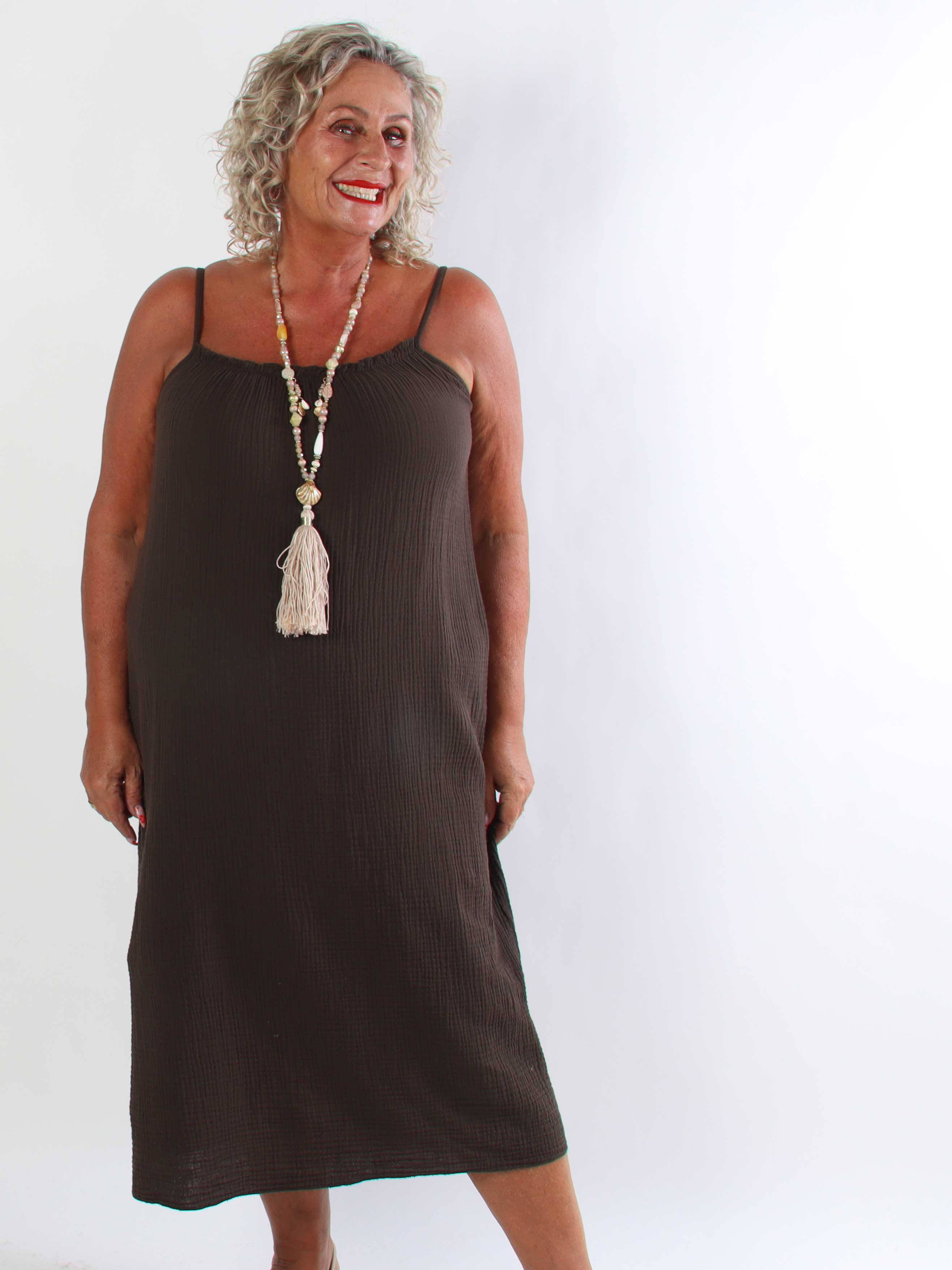 Kamma – Plus size klänning med axelband i mjuk bomullsmuslin