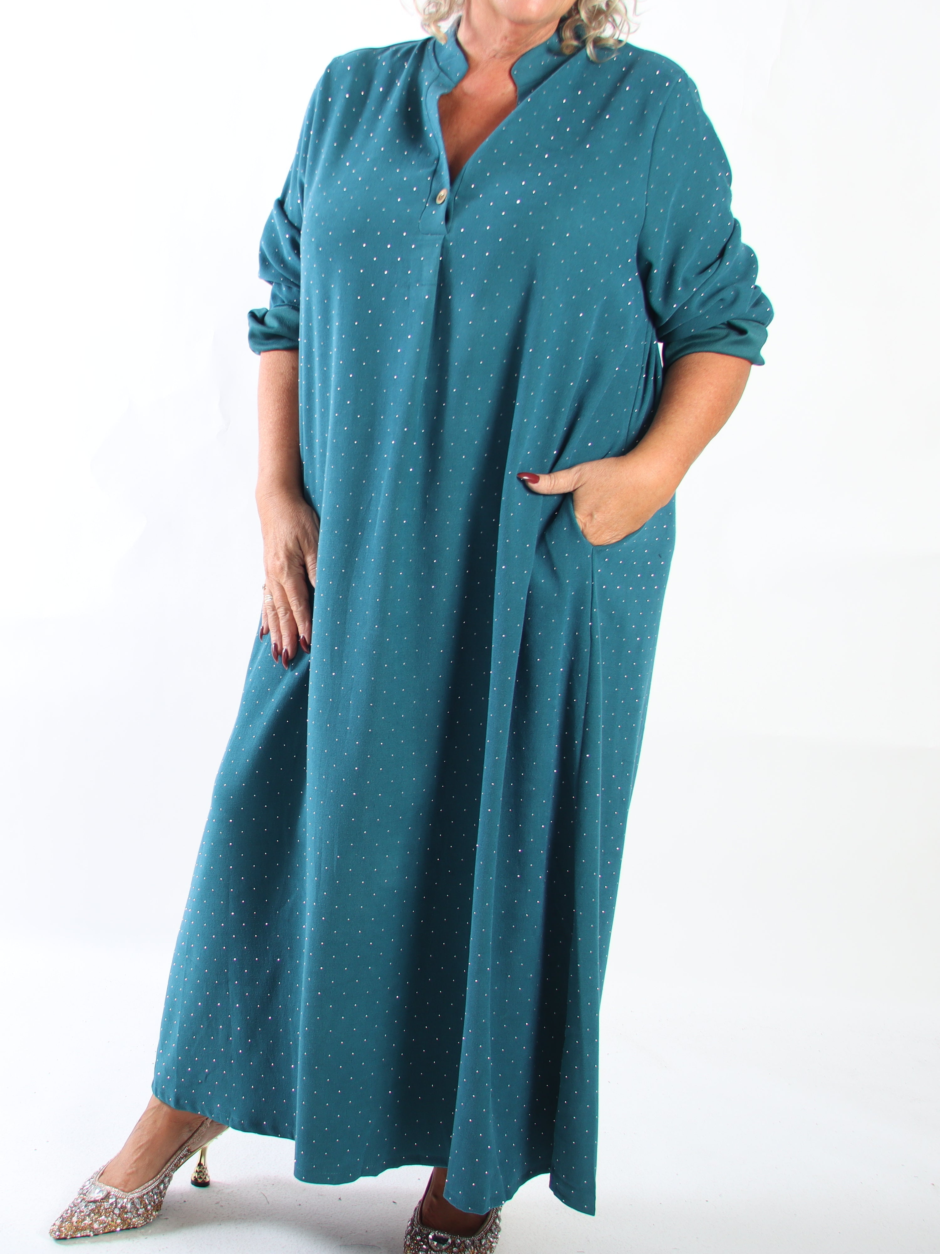 Margaux - Lång och elegant klänning i plus size i mjuk babysammet med fina, glittrande strass
