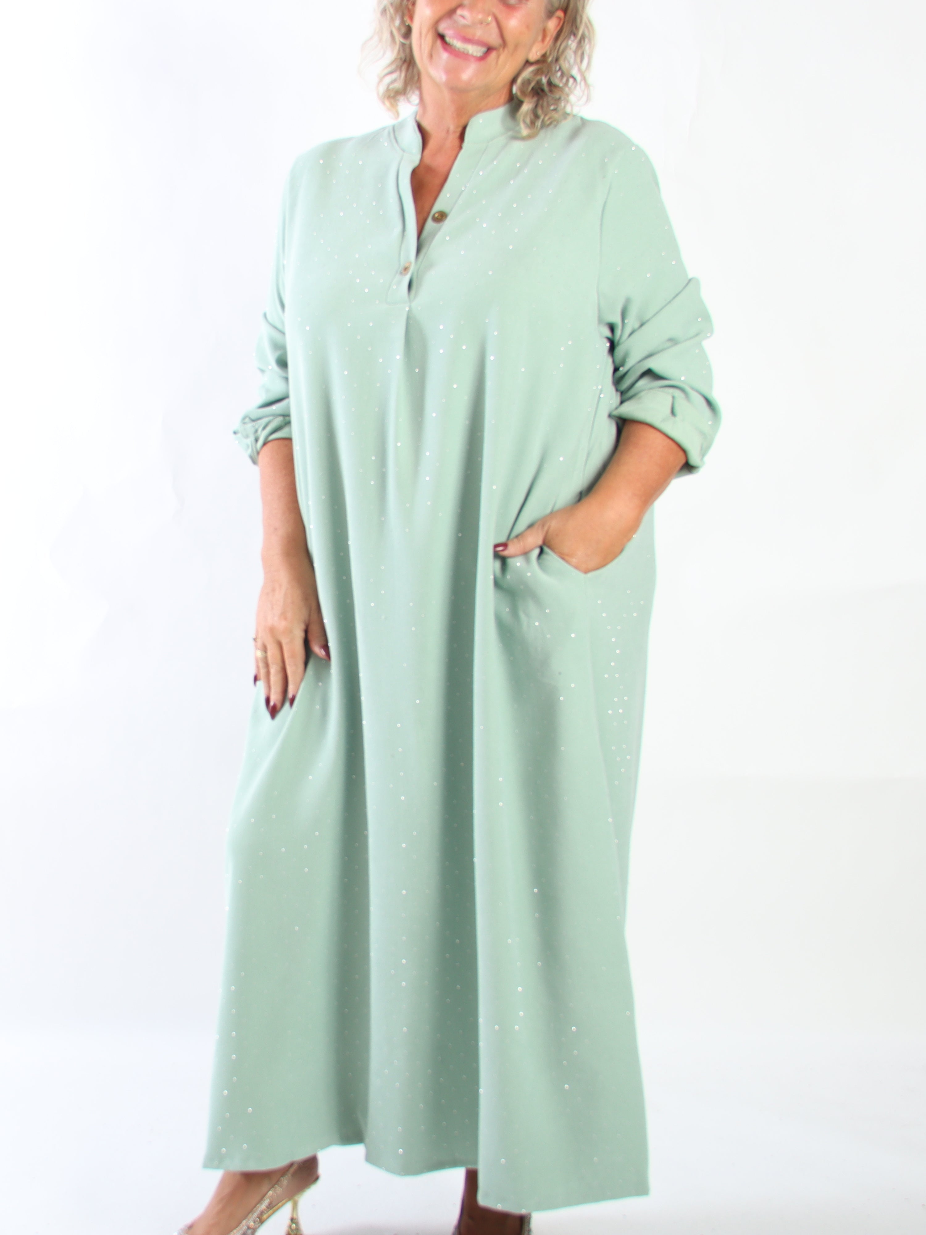 Margaux - Lång och elegant klänning i plus size i mjuk babysammet med fina, glittrande strass