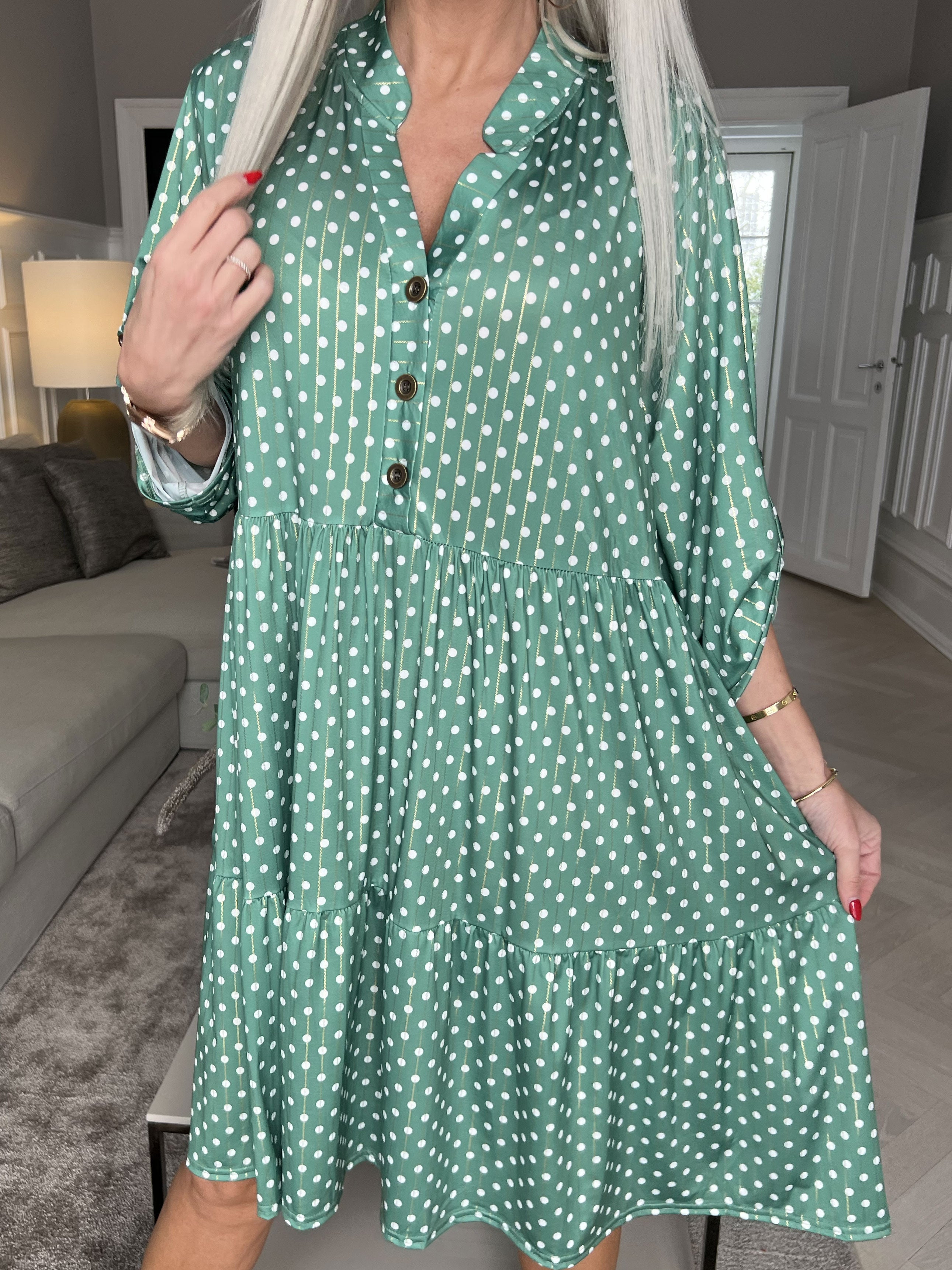 Milano Dot Midi - Klänning med prickar och lager-på-lager-look - Red