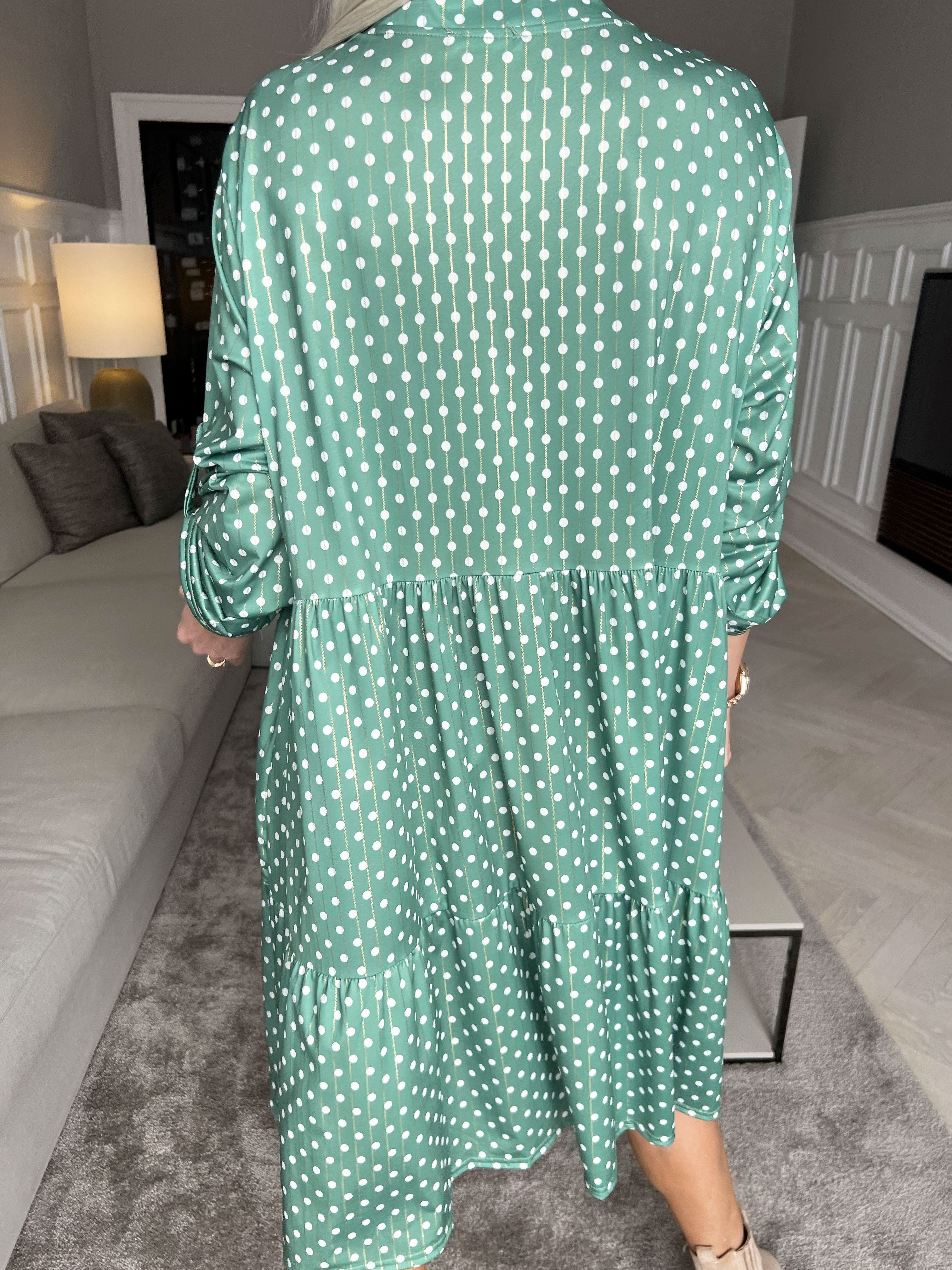 Milano Dot Midi - Klänning med prickar och lager-på-lager-look