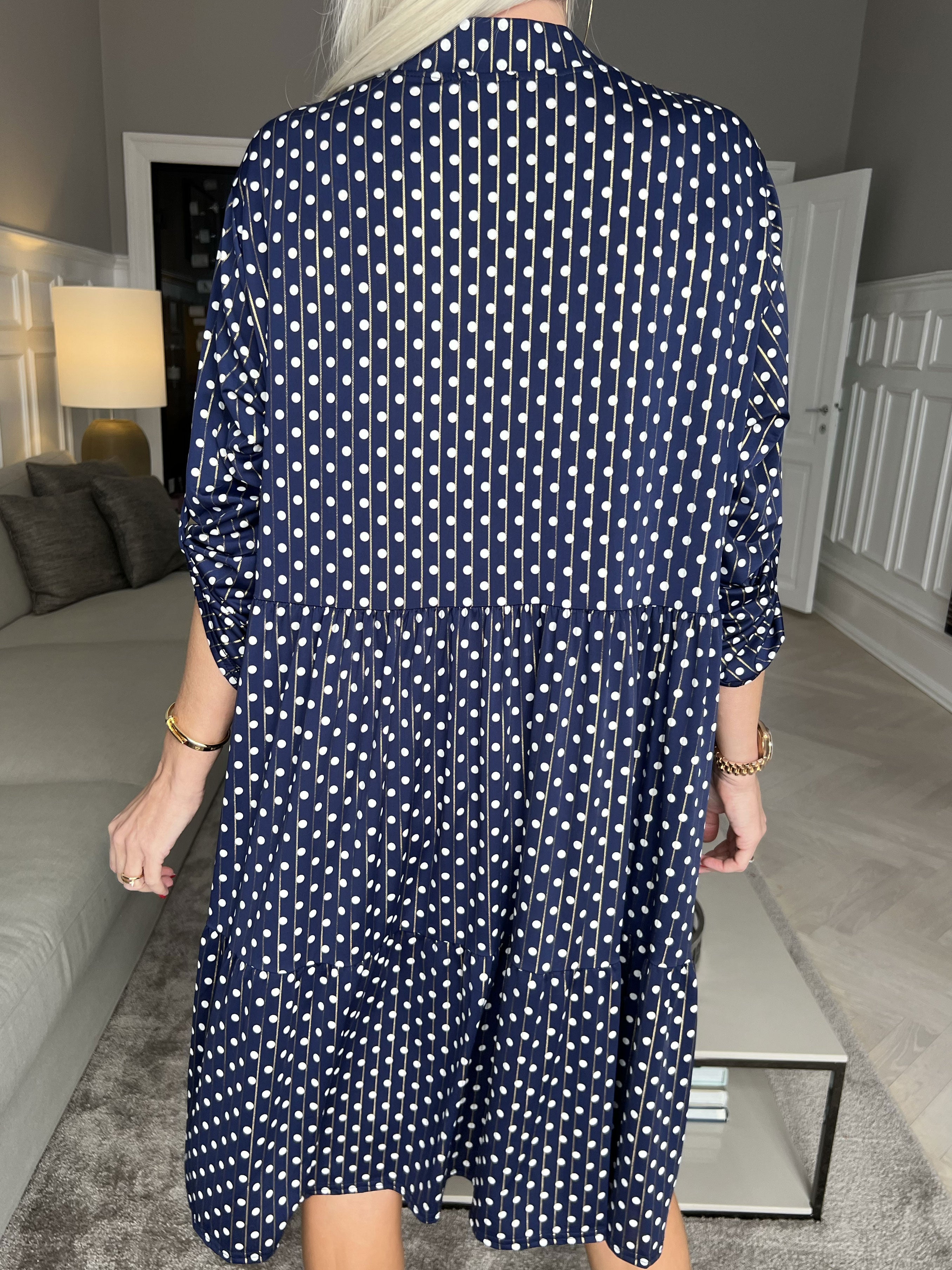 Milano Dot Midi - Klänning med prickar och lager-på-lager-look