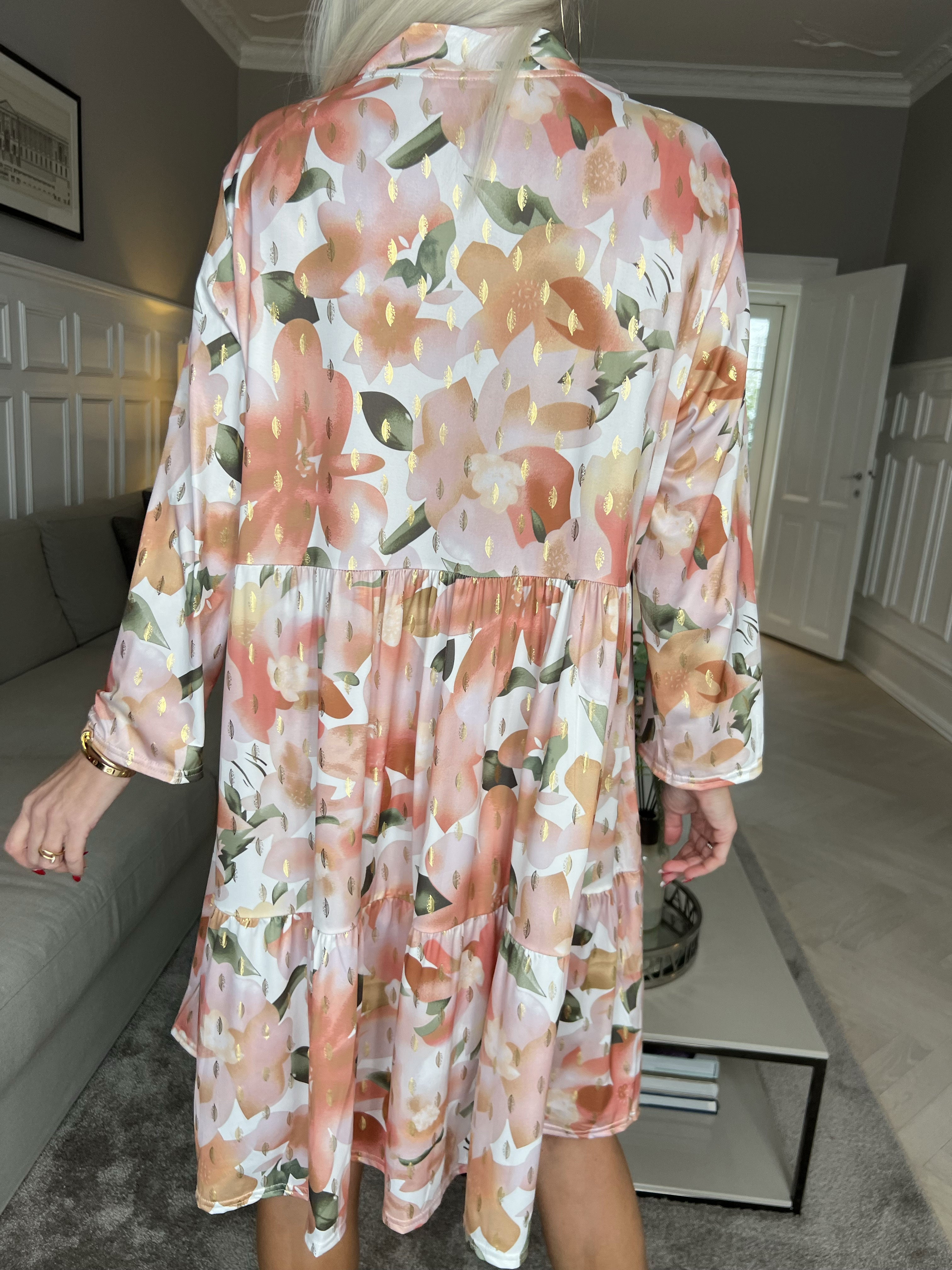 Milano Flower Midi - Blommig klänning med lager-på-lager-look