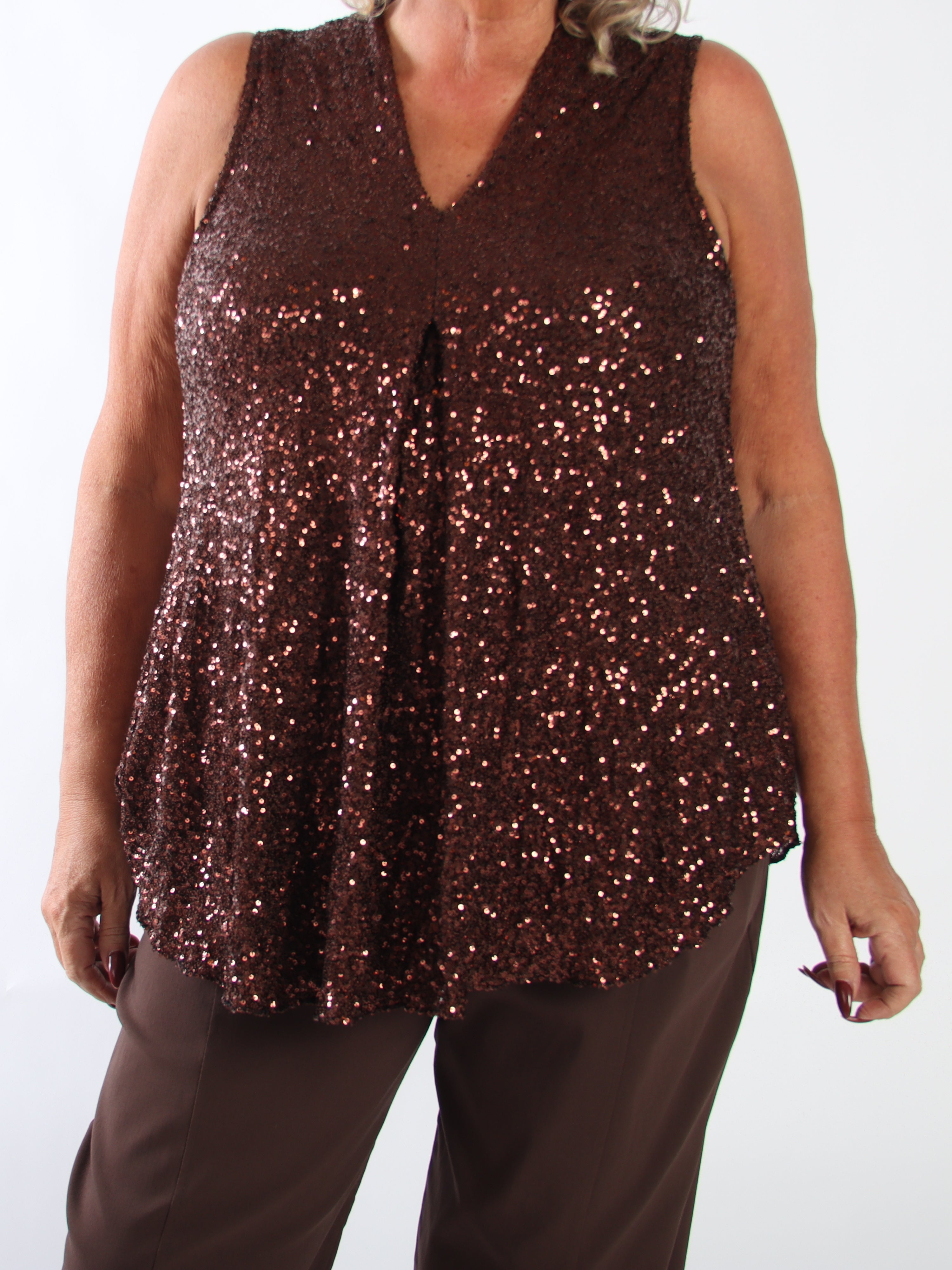 Natalie - Stretchig topp i plus size med fina paljetter som ger en festlig och glamorös look