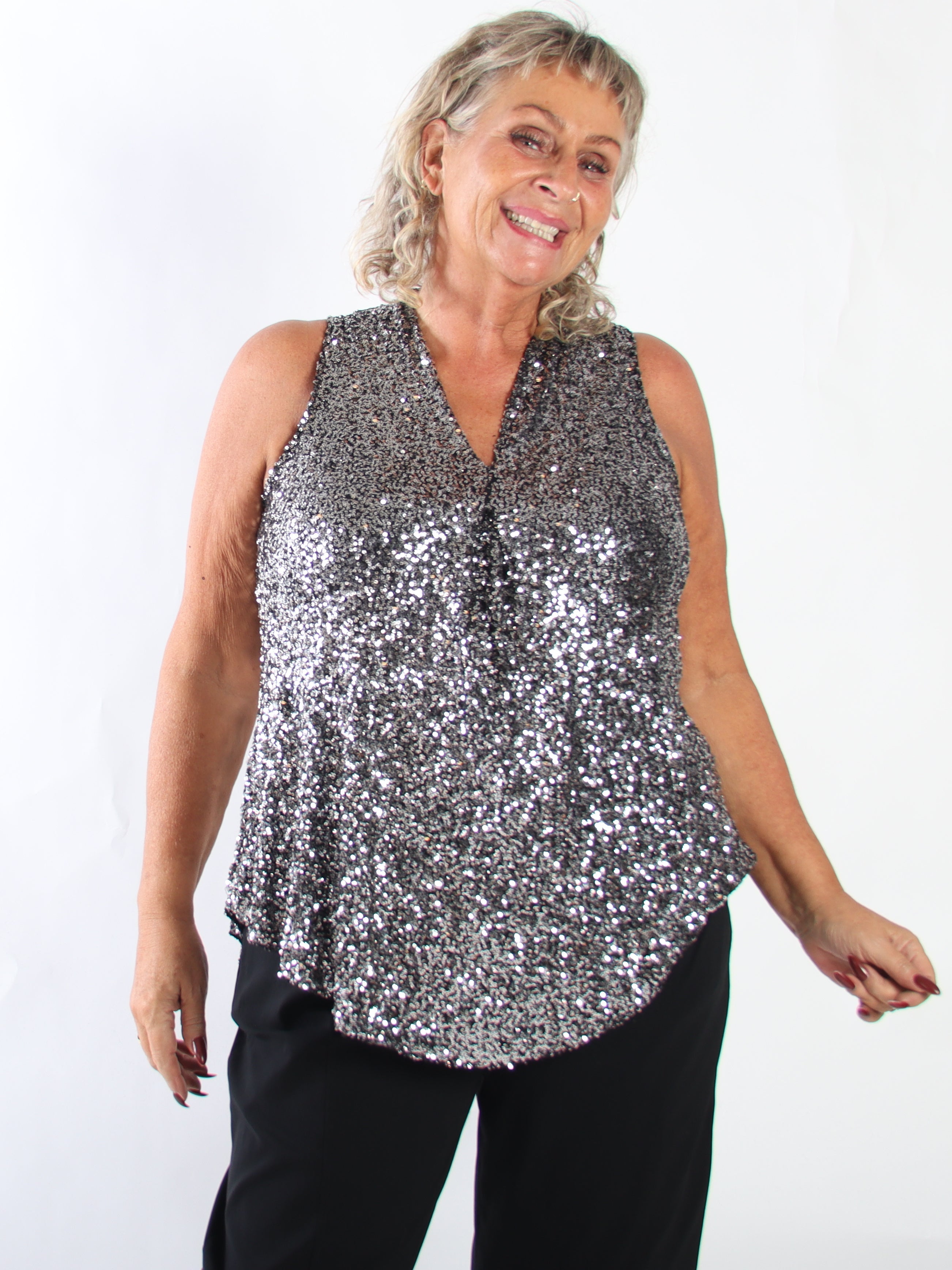 Natalie - Stretchig topp i plus size med fina paljetter som ger en festlig och glamorös look