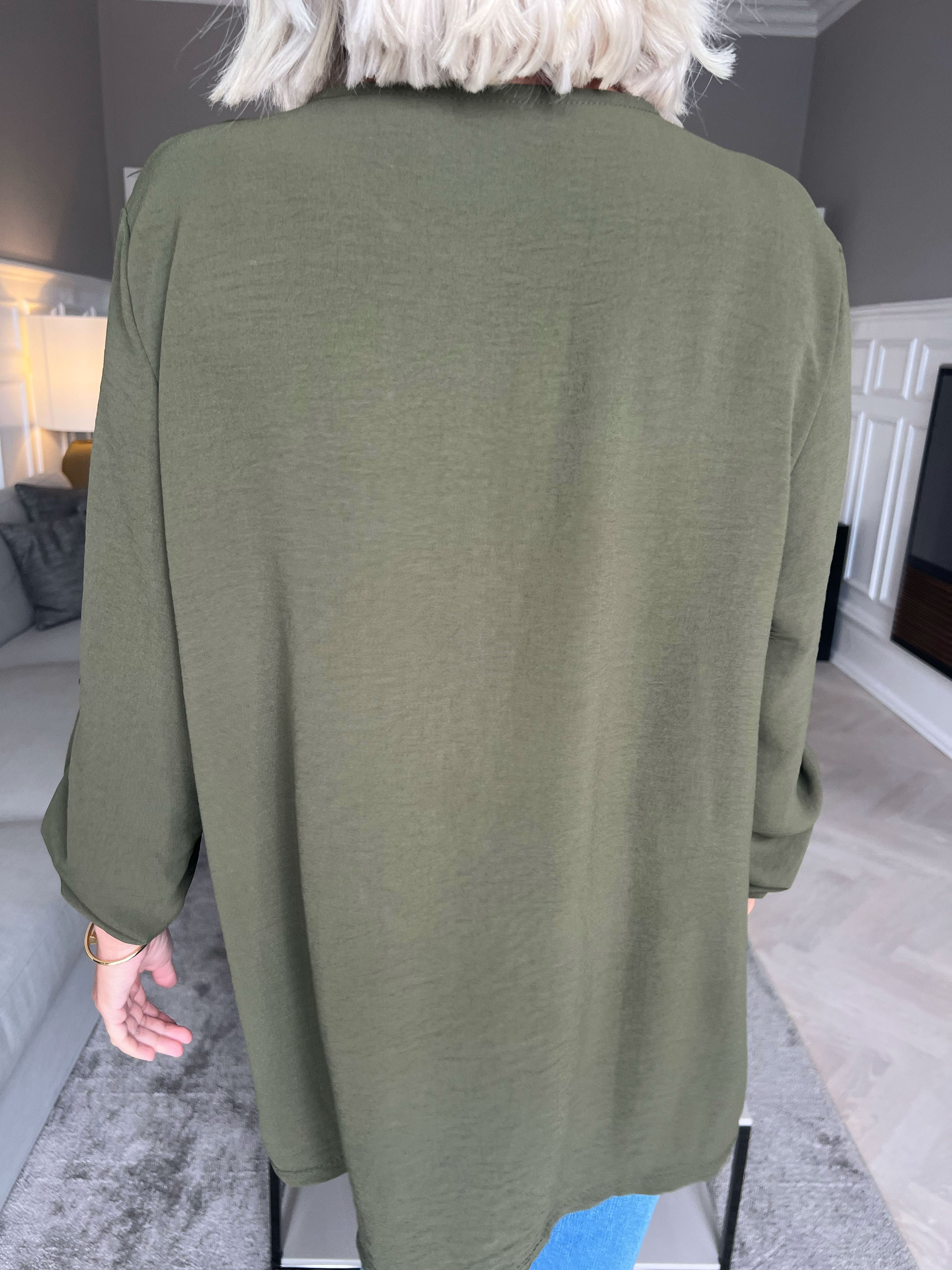 Nicola - Söt blus med volanger och knappar