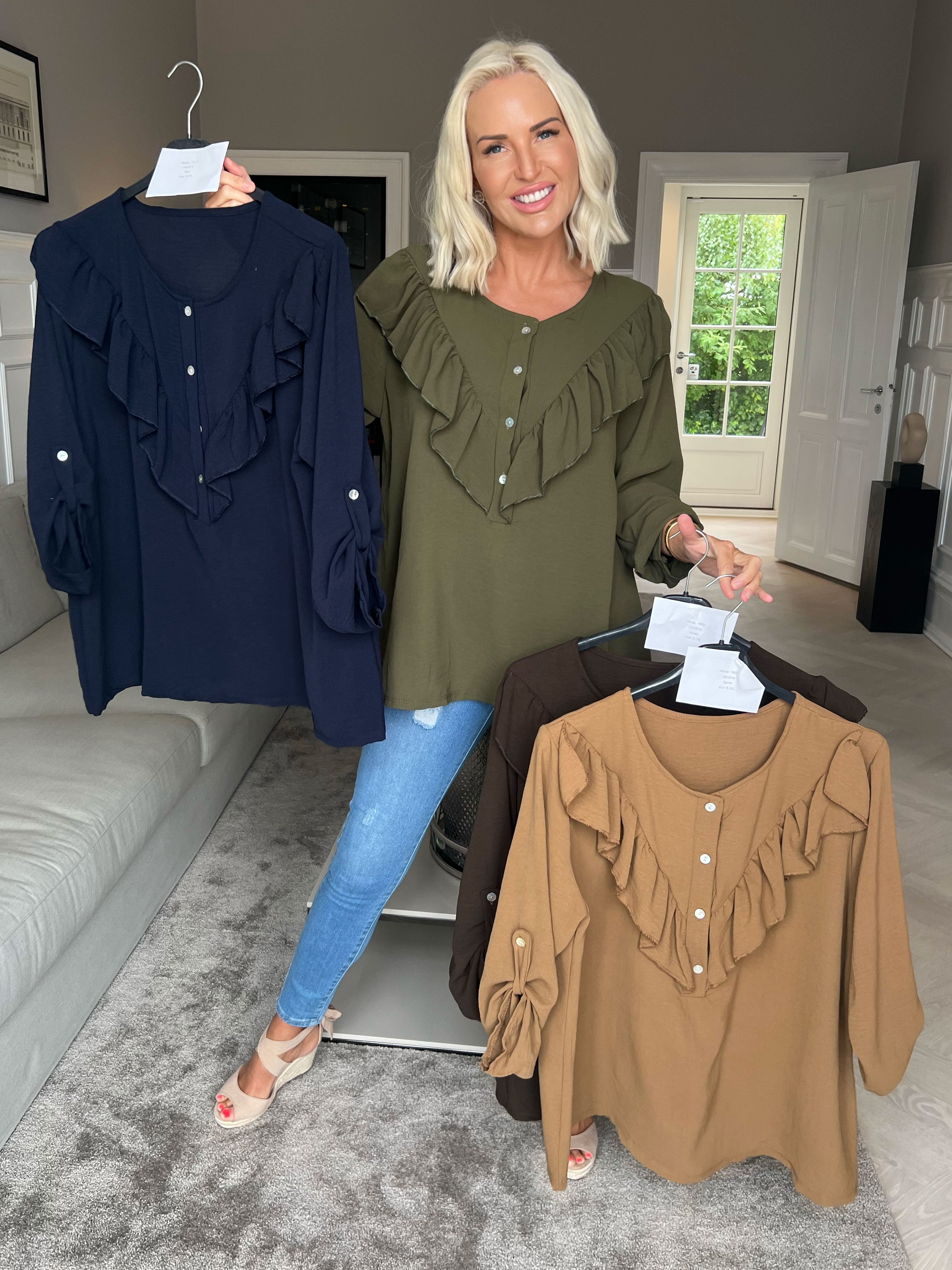 Nicola - Söt blus med volanger och knappar