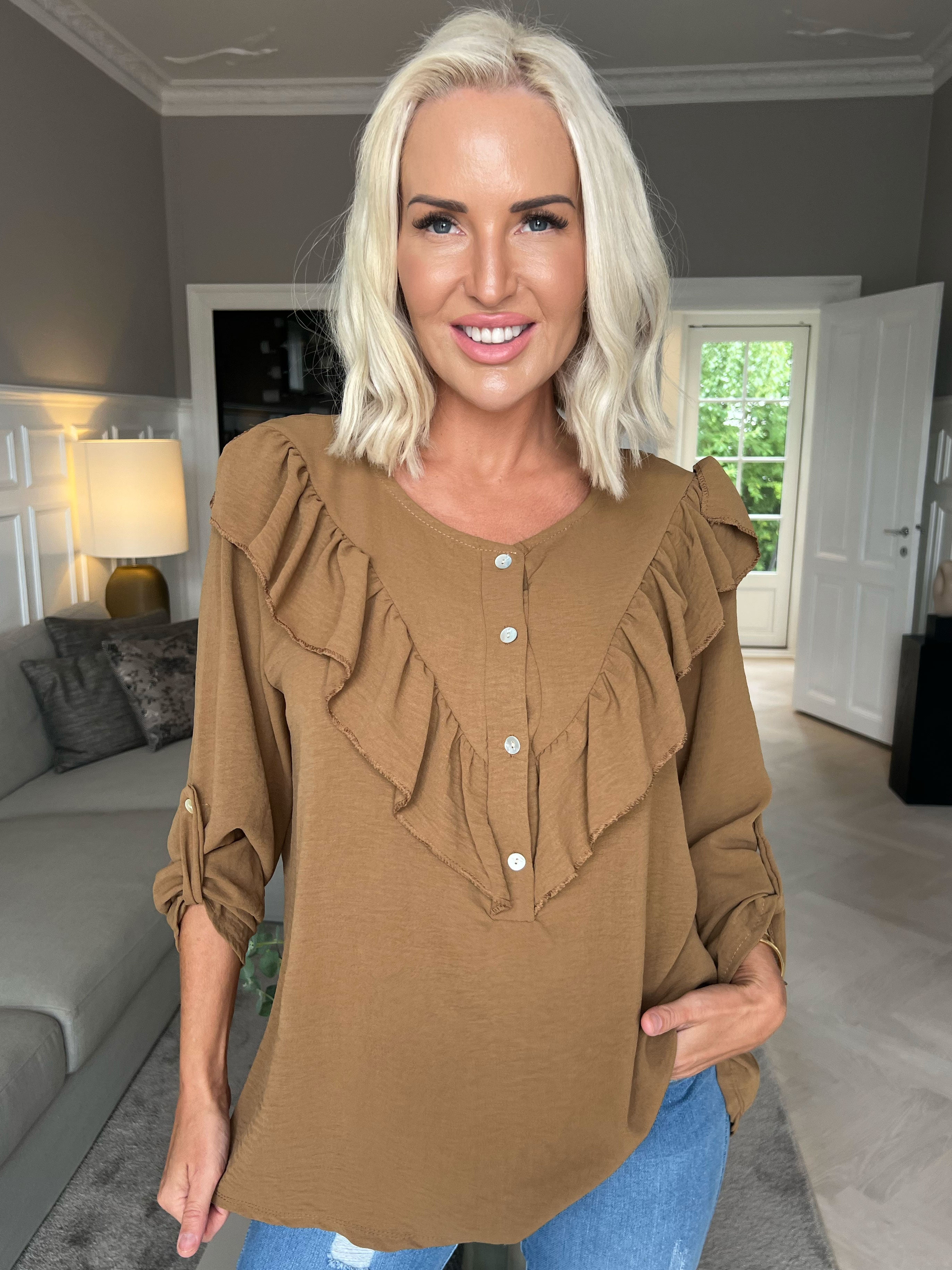 Nicola - Söt blus med volanger och knappar