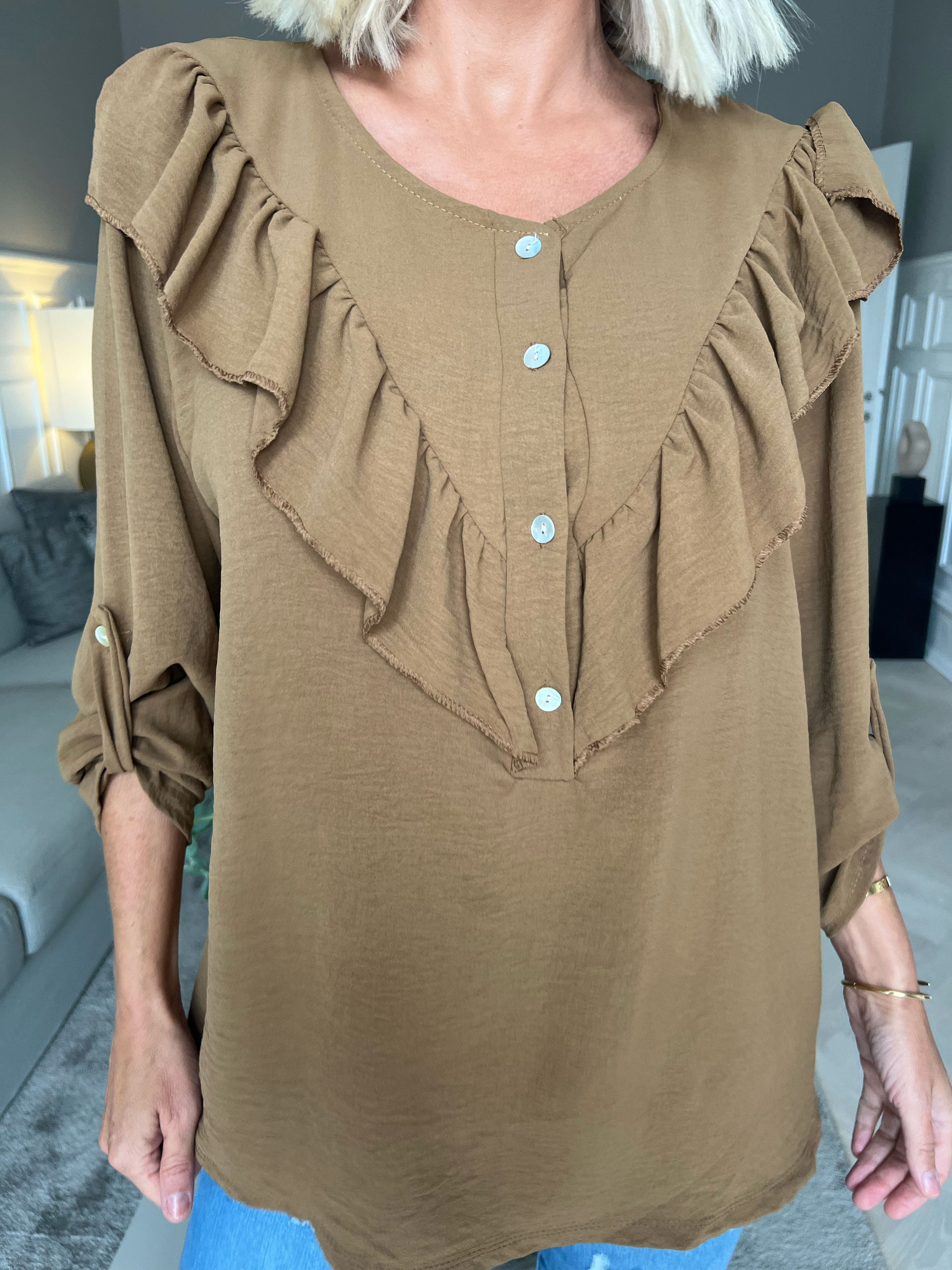 Nicola - Söt blus med volanger och knappar