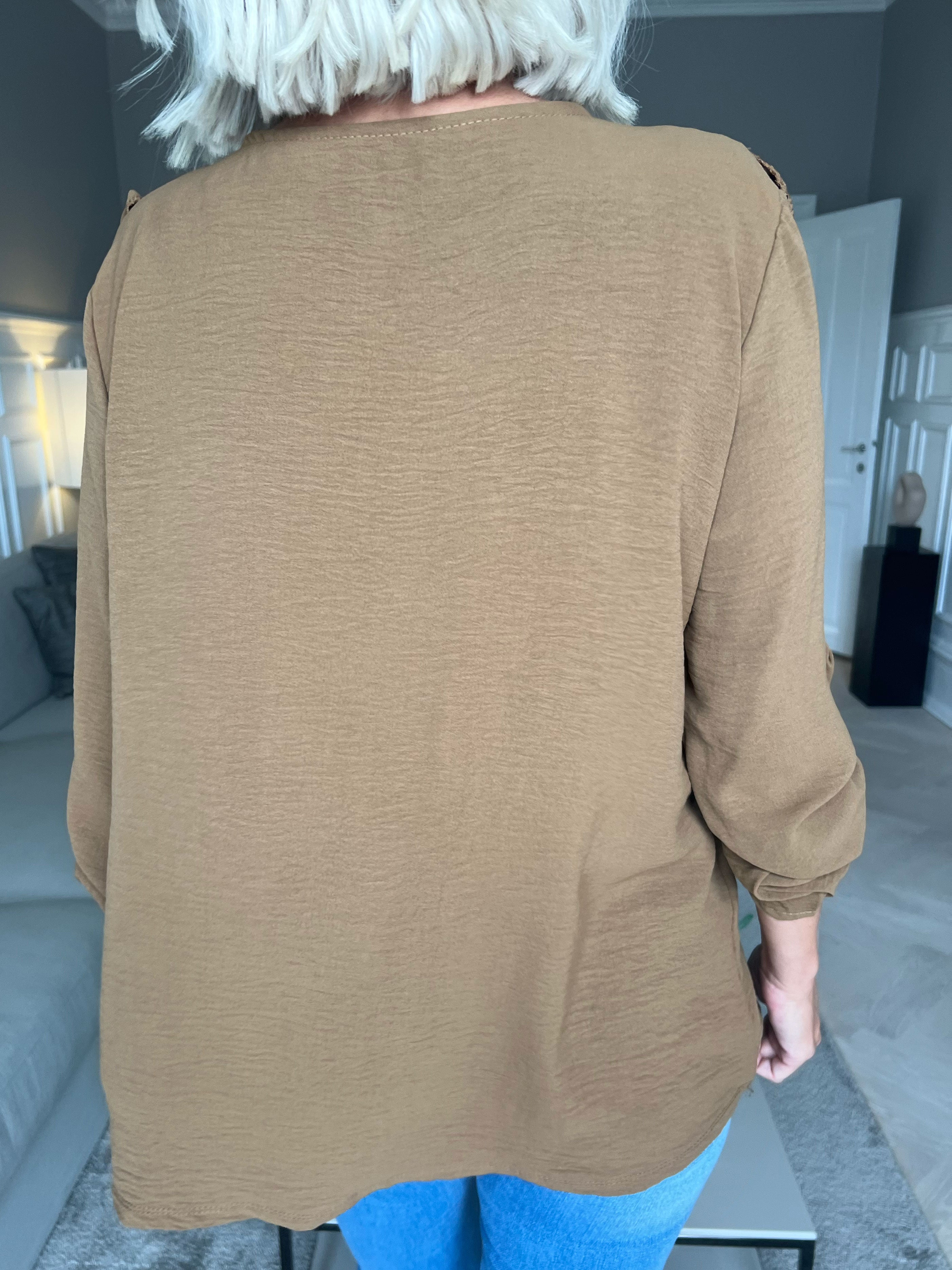 Nicola - Söt blus med volanger och knappar