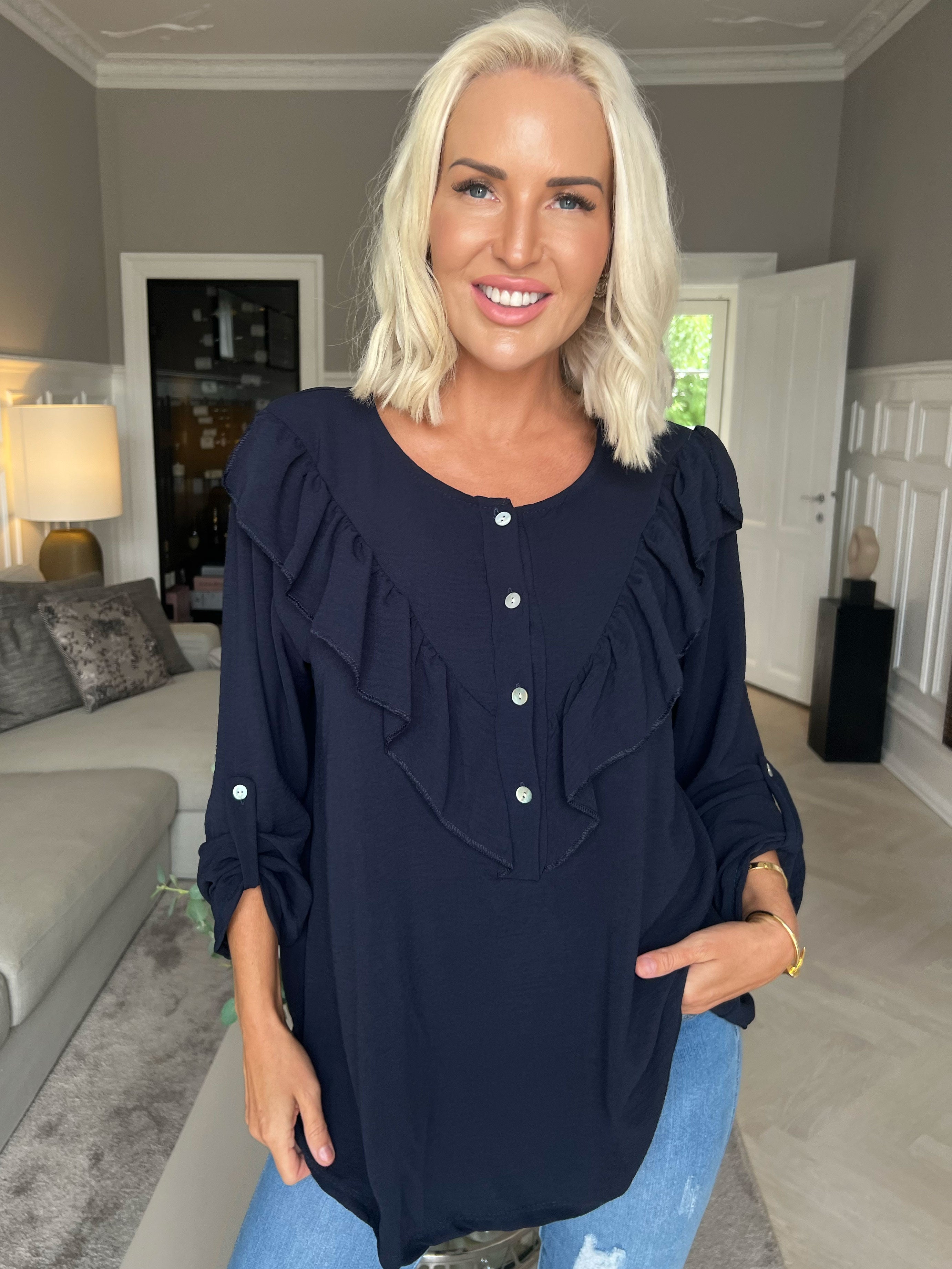 Nicola - Söt blus med volanger och knappar