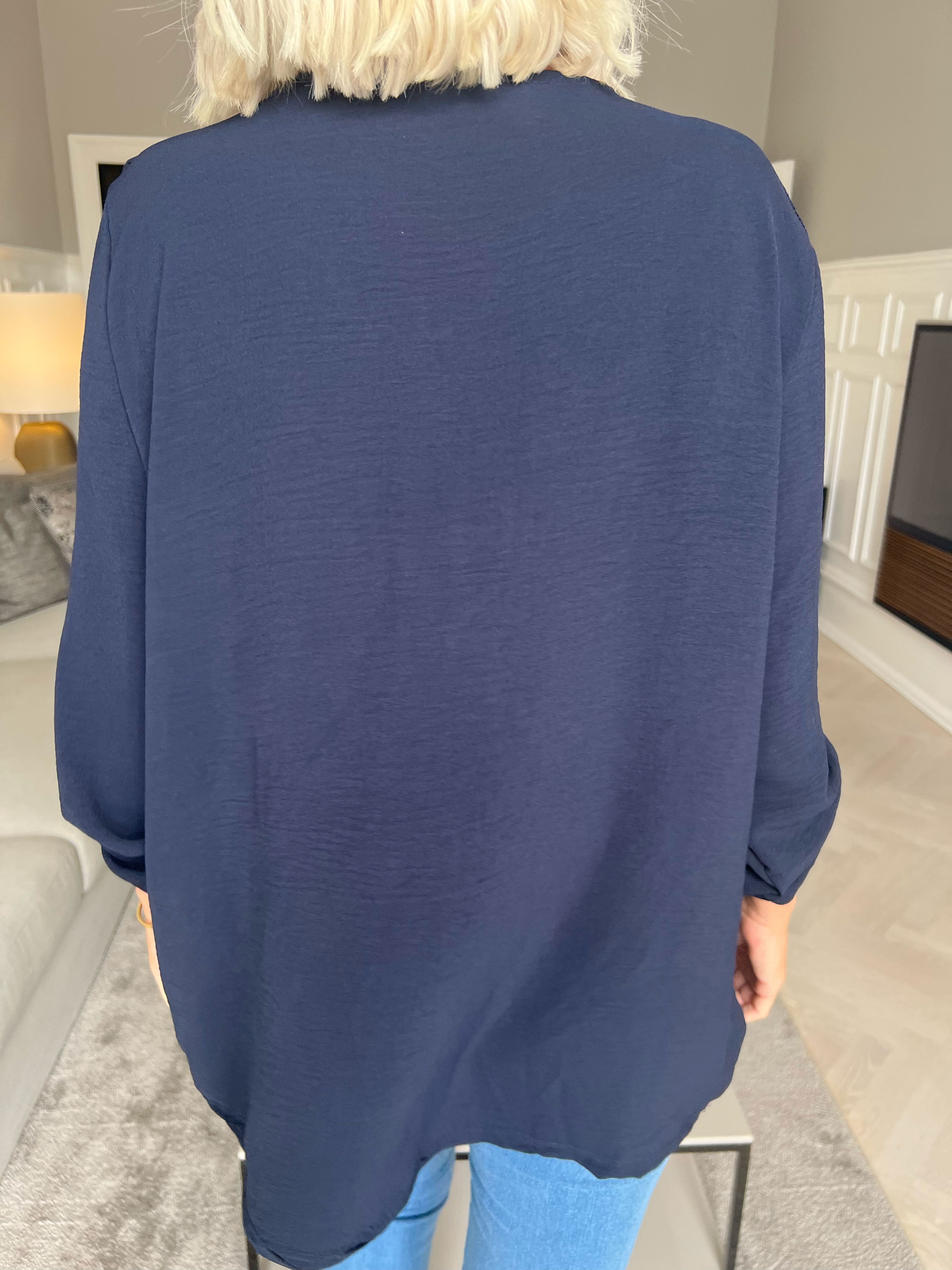 Nicola - Söt blus med volanger och knappar