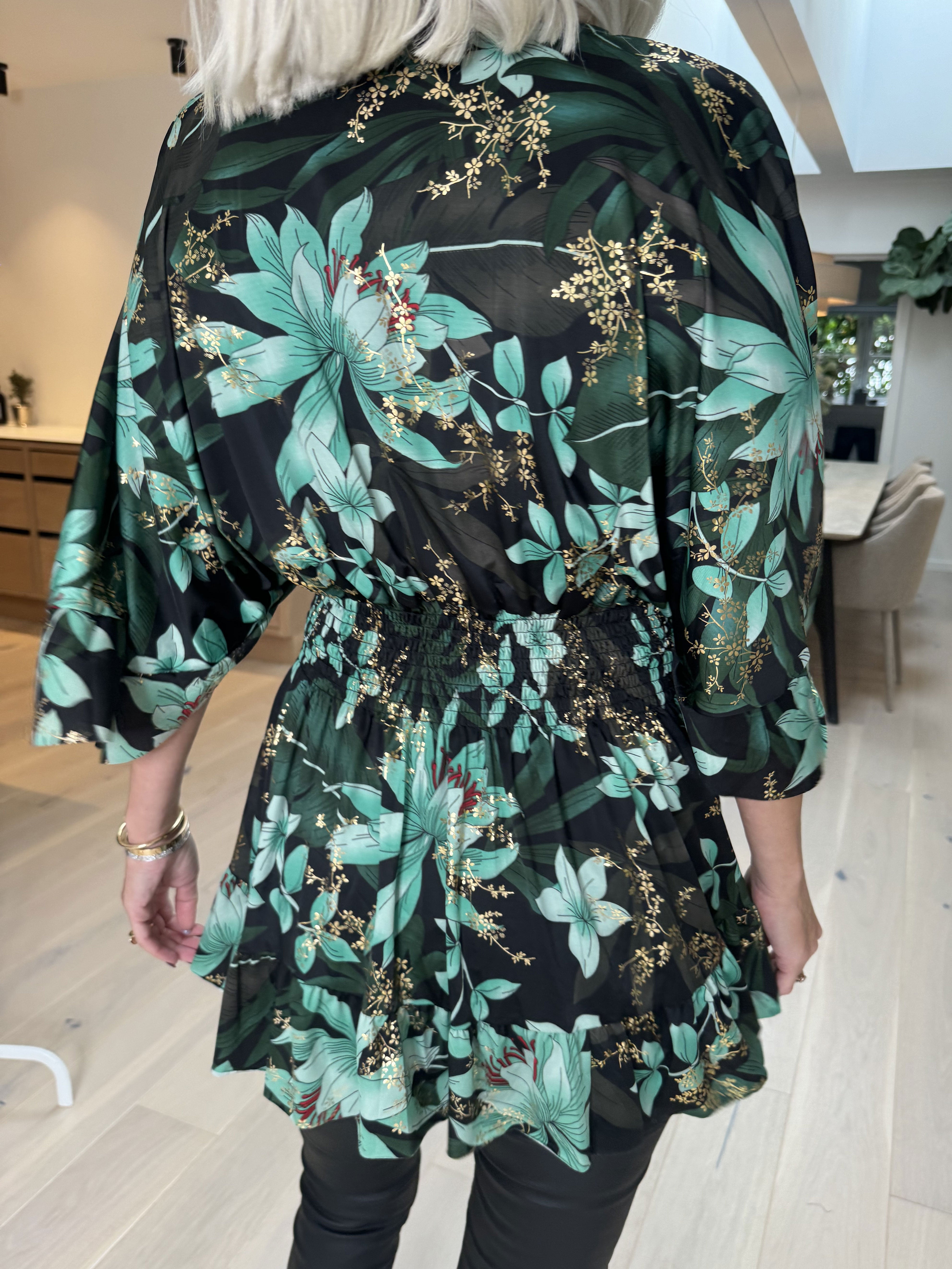Pamela Gold Flower Shirt - Söt tunika med smock och volanger