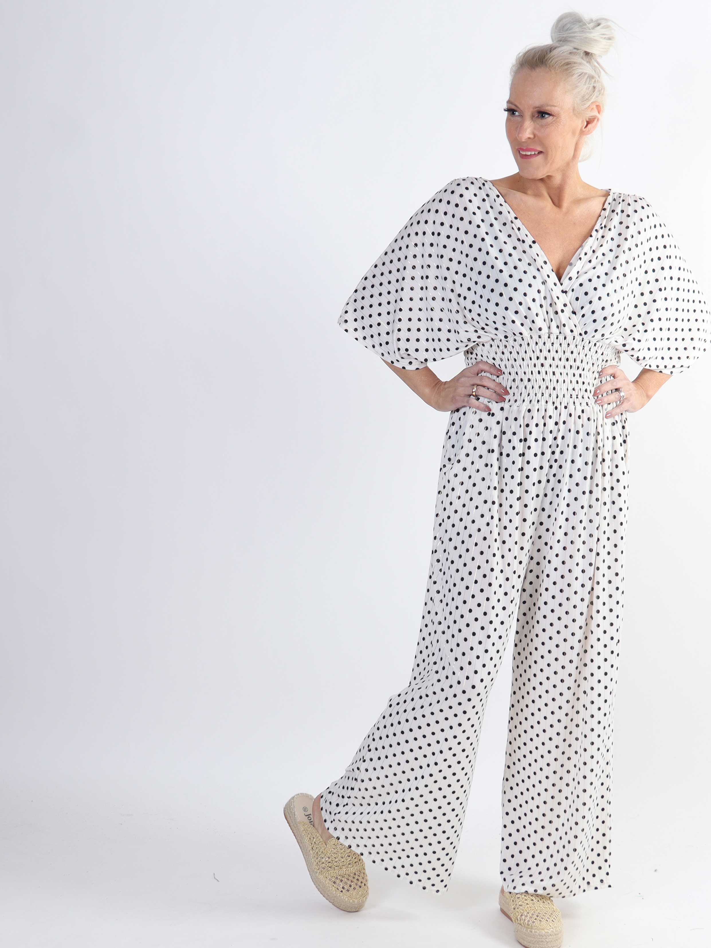 Pams Dot Jumpsuit - Jumpsuit med resår och prickar i stora storlekar - White