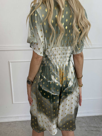 Pams Field Short - Kort elastisk kjole med blomstermotiv og guld dutter