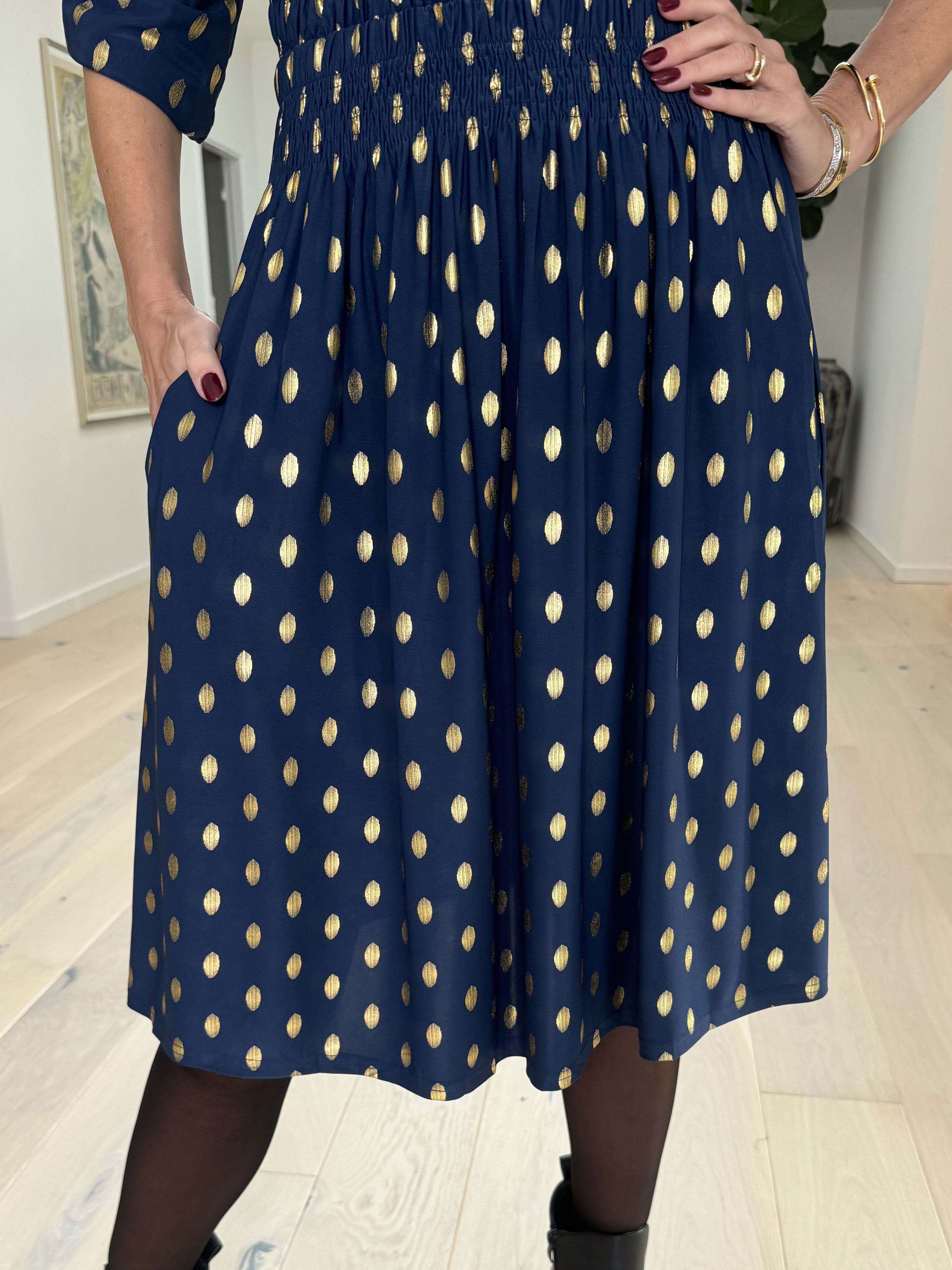 Pams Gold Dot Skirt - Kjol i skrynkelfritt tyg med fickor
