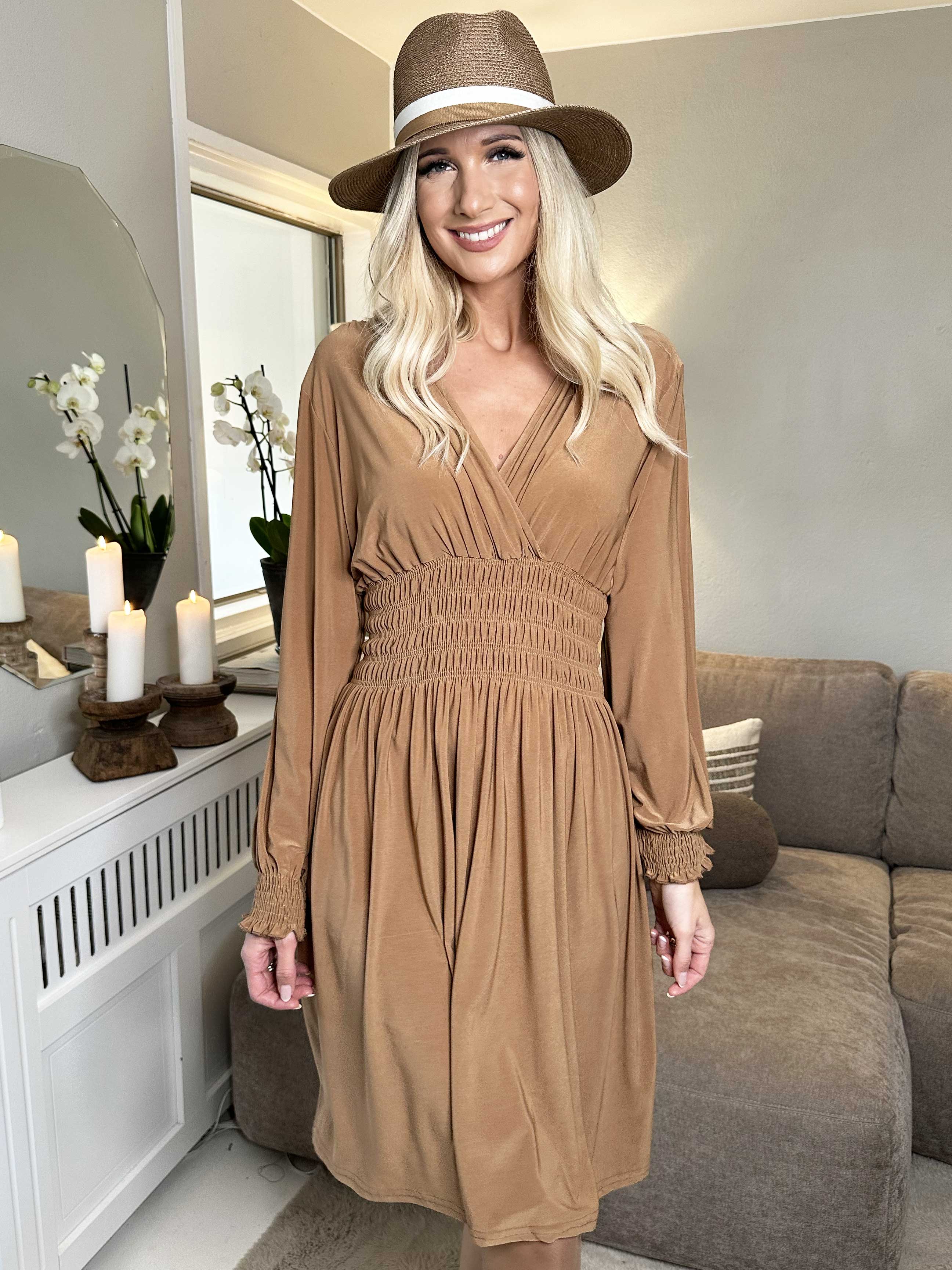 Pams Plain Short L/S - Elastisk kort klänning med smock och långa ärmar - Black