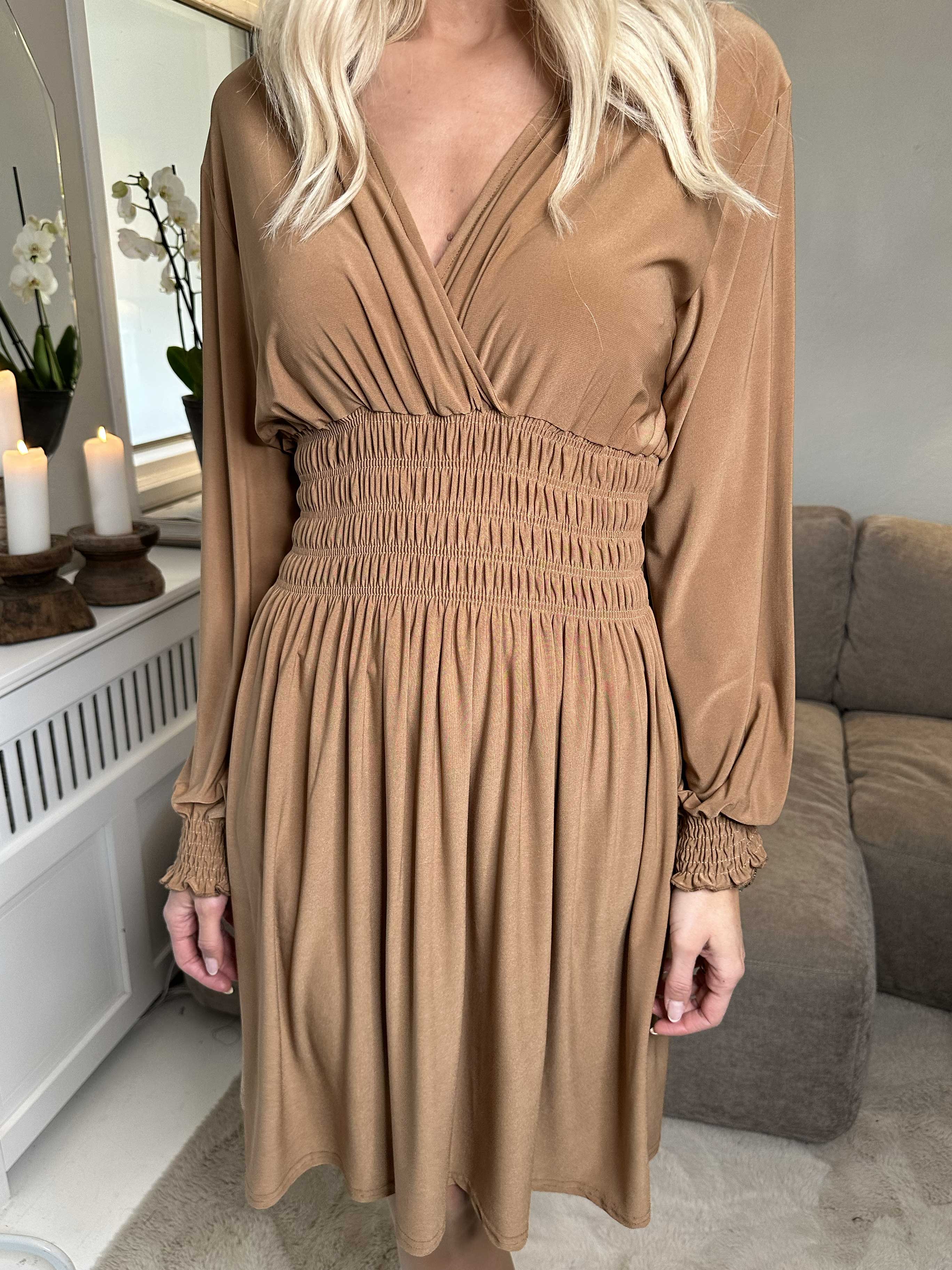 Pams Plain Short L/S - Elastisk kort klänning med smock och långa ärmar - Camel