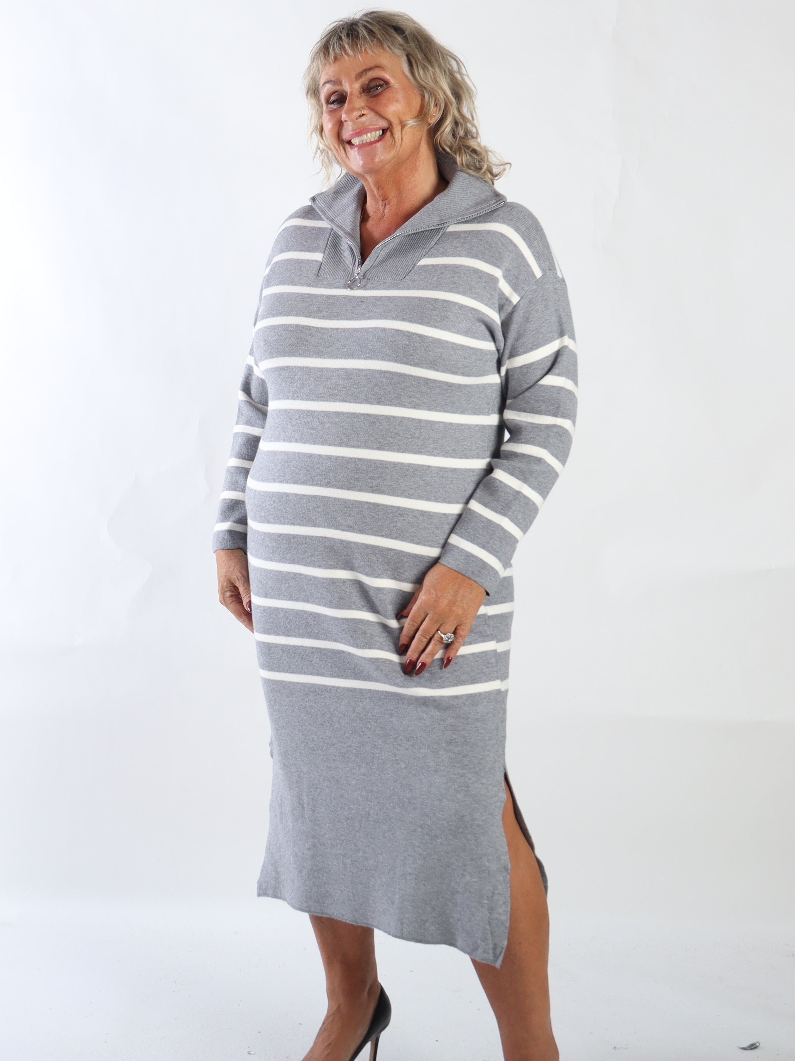 Saimine - Stickad klänning i plus size med ränder, mjuk kvalitet och stretch samt dragkedja i halsringningen