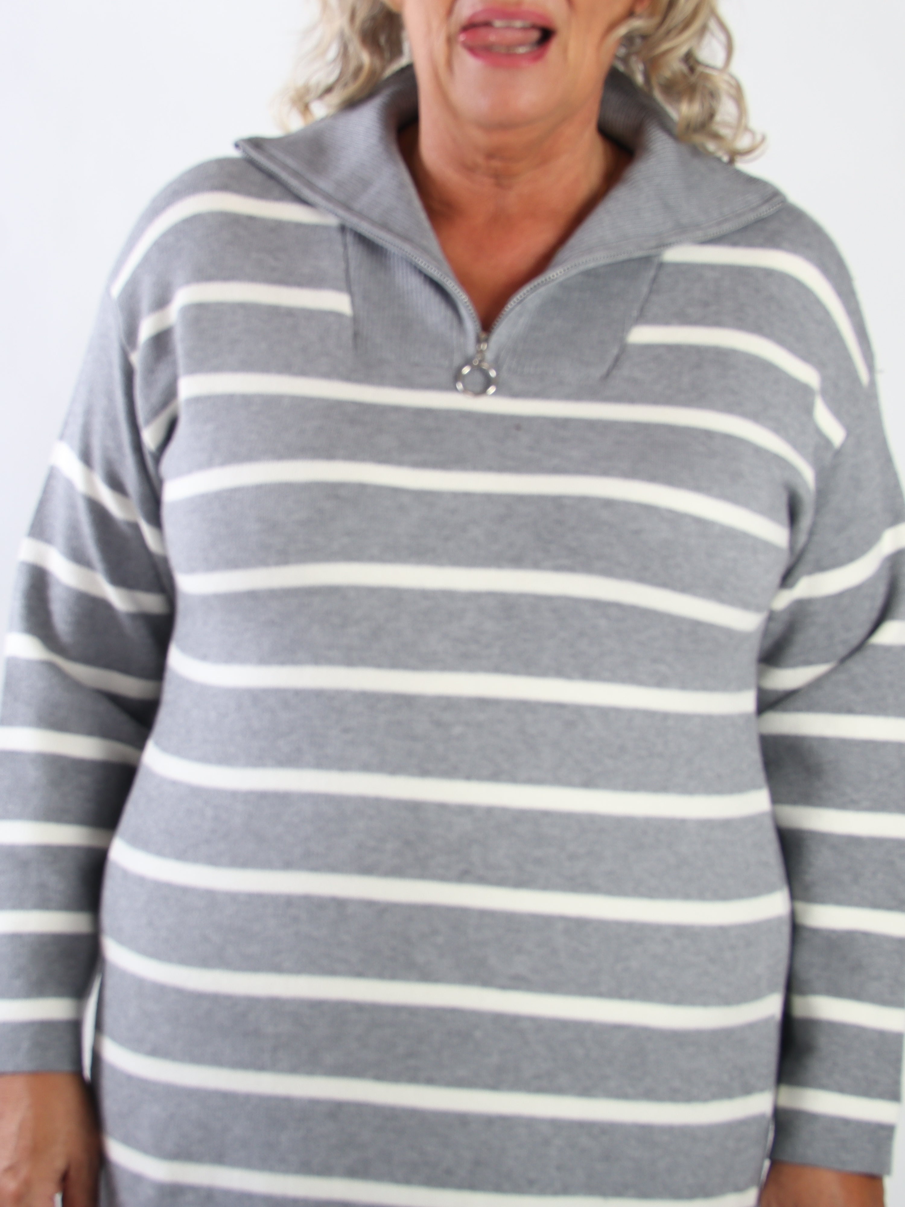 Saimine - Stickad klänning i plus size med ränder, mjuk kvalitet och stretch samt dragkedja i halsringningen