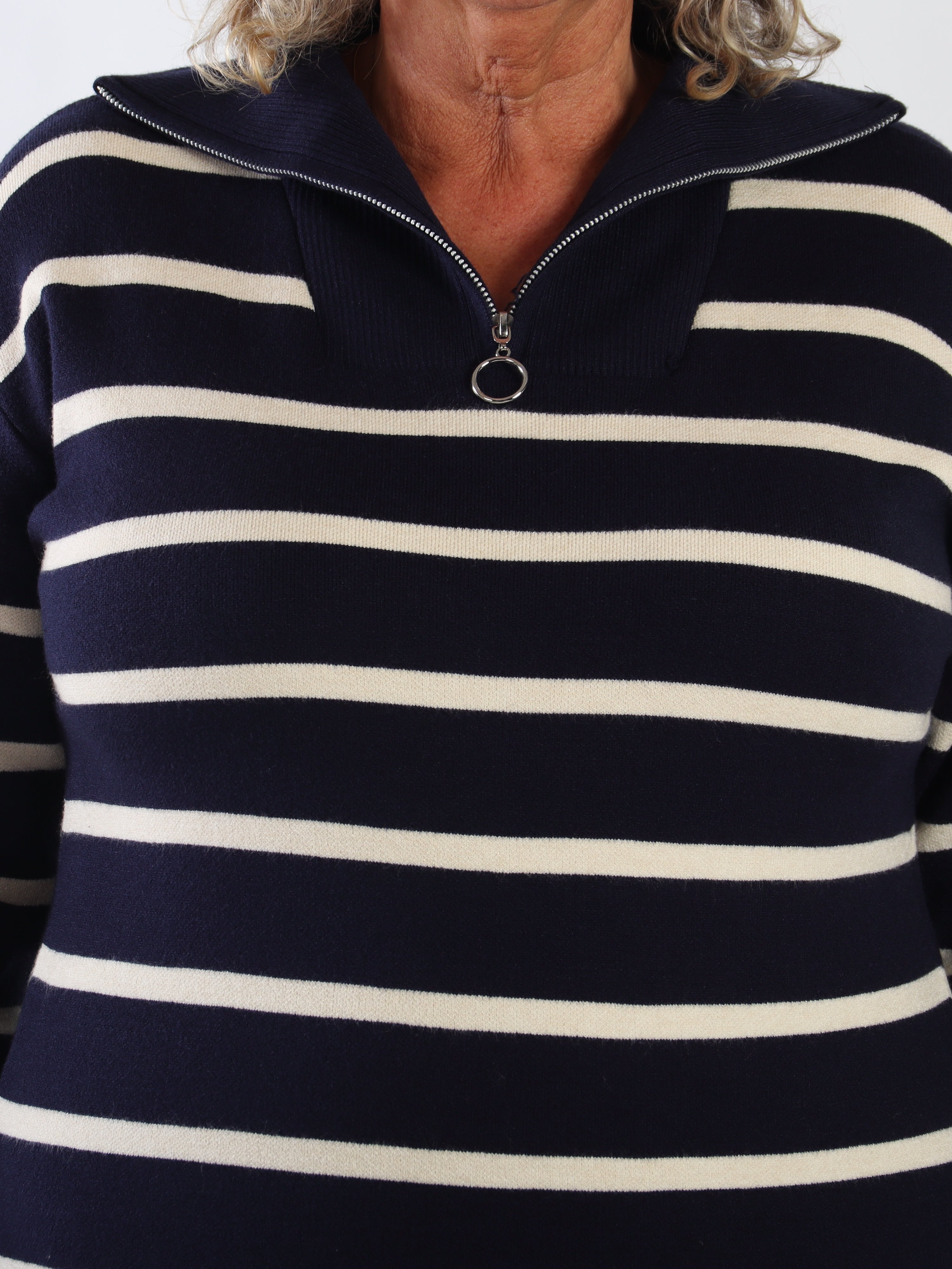 Saimine - Stickad klänning i plus size med ränder, mjuk kvalitet och stretch samt dragkedja i halsringningen