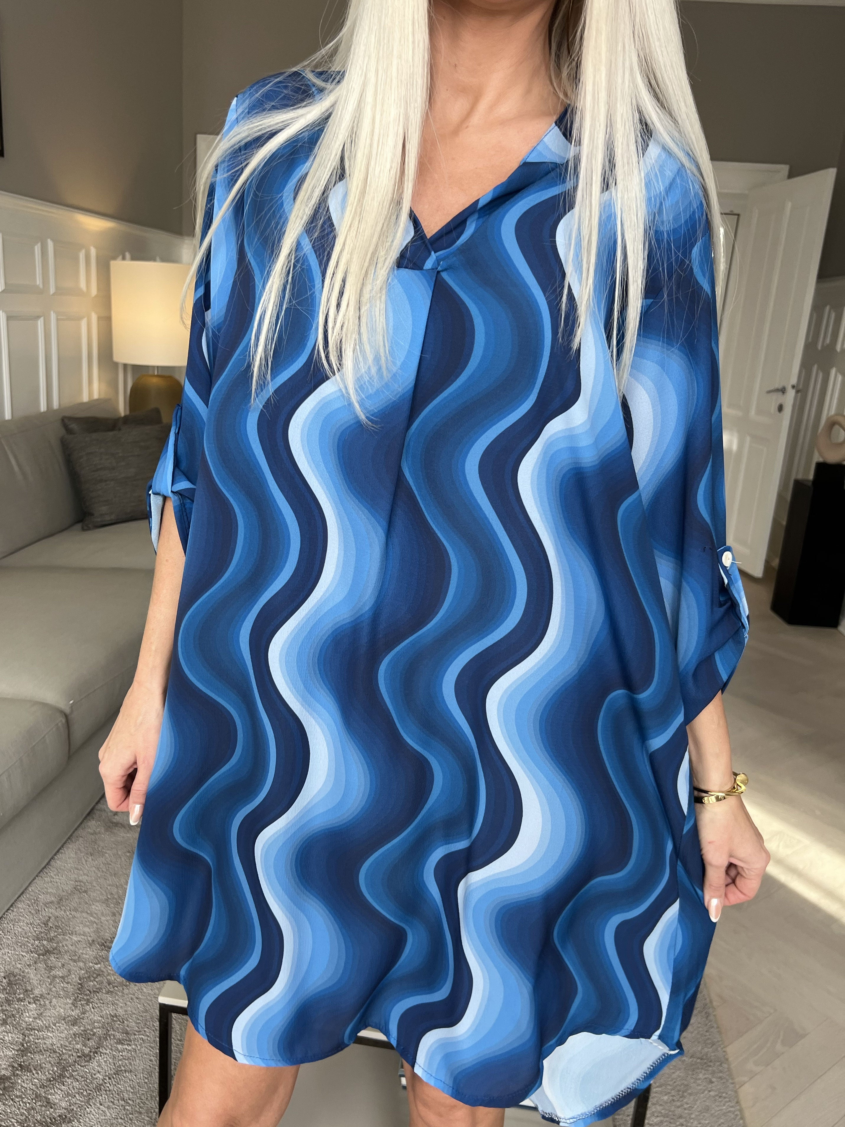 Vanesa Dress Wave - Lätt och luftig mönstrad klänning - Blue