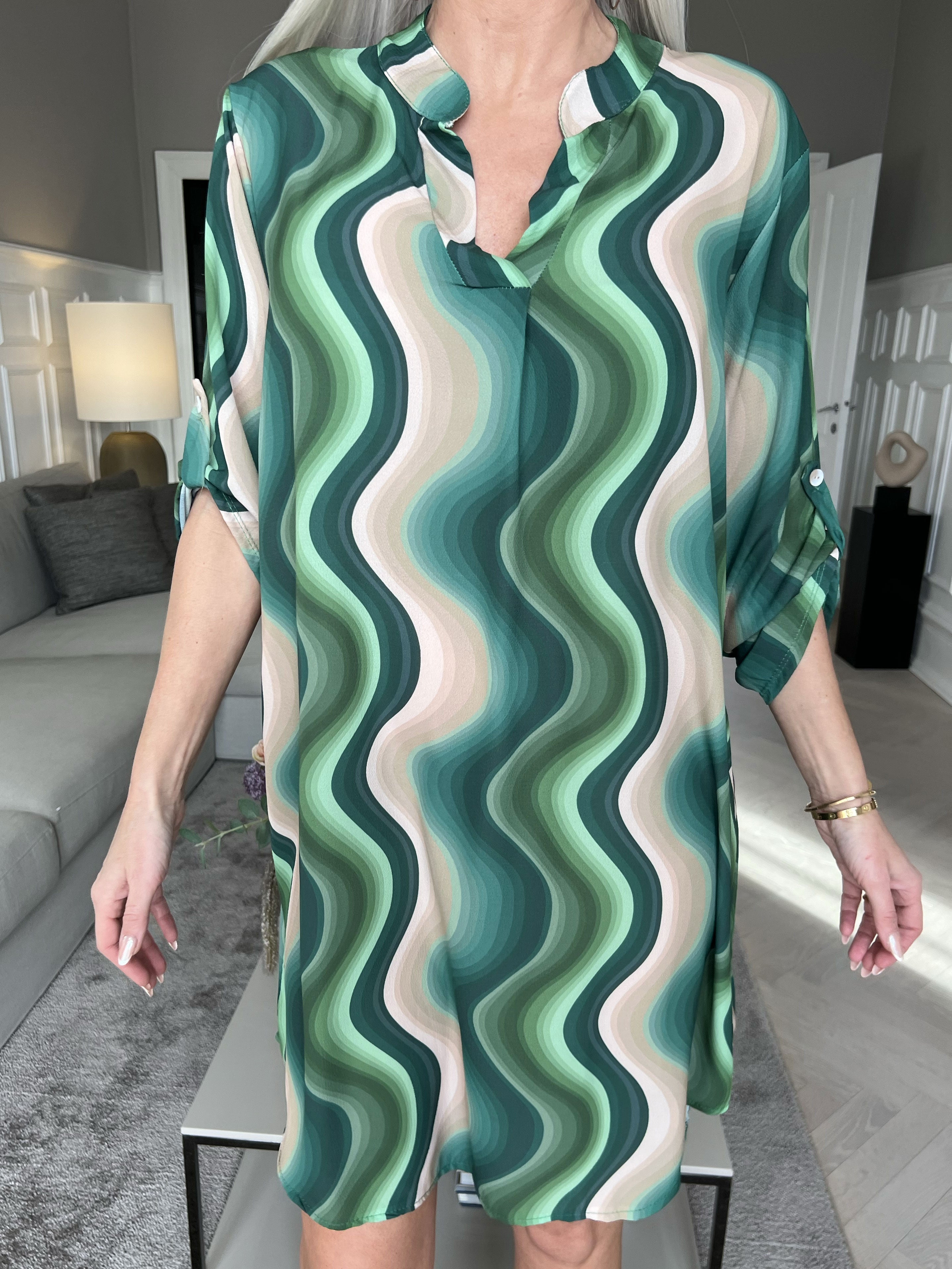 Vanesa Dress Wave - Lätt och luftig mönstrad klänning