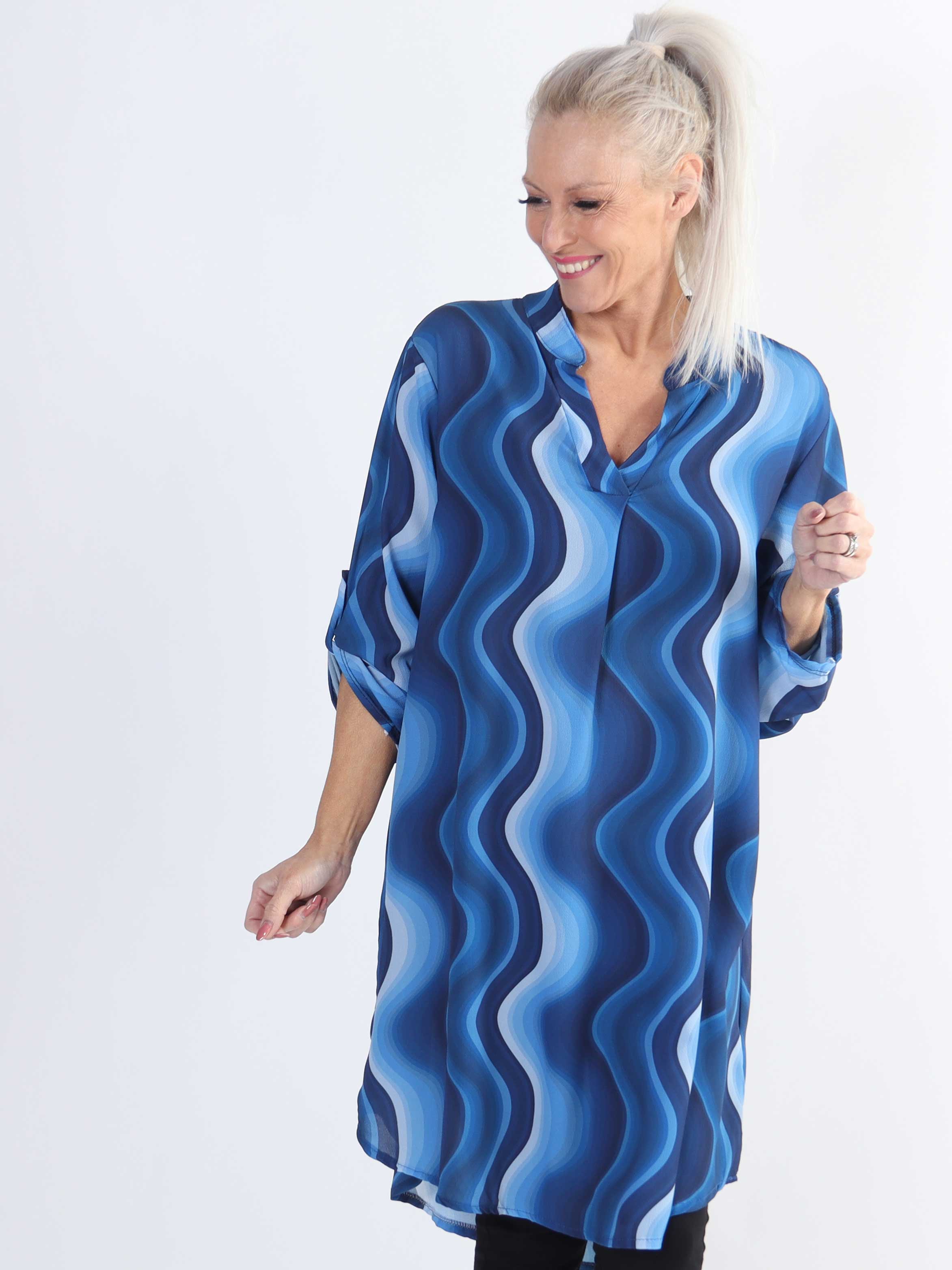 Vanesa Dress Wave - Lätt och luftig mönstrad klänning i stora storlekar