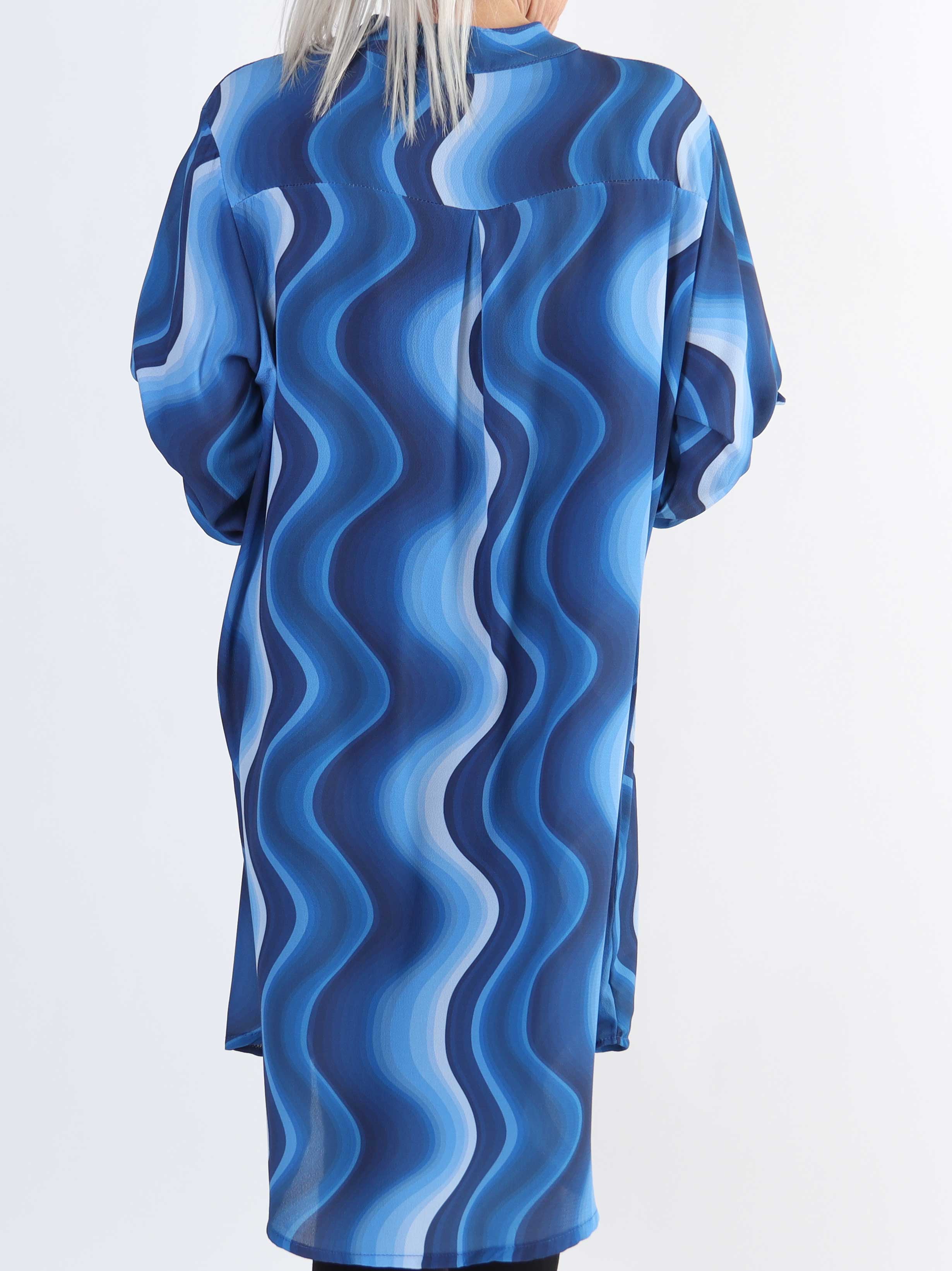 Vanesa Dress Wave - Lätt och luftig mönstrad klänning i stora storlekar