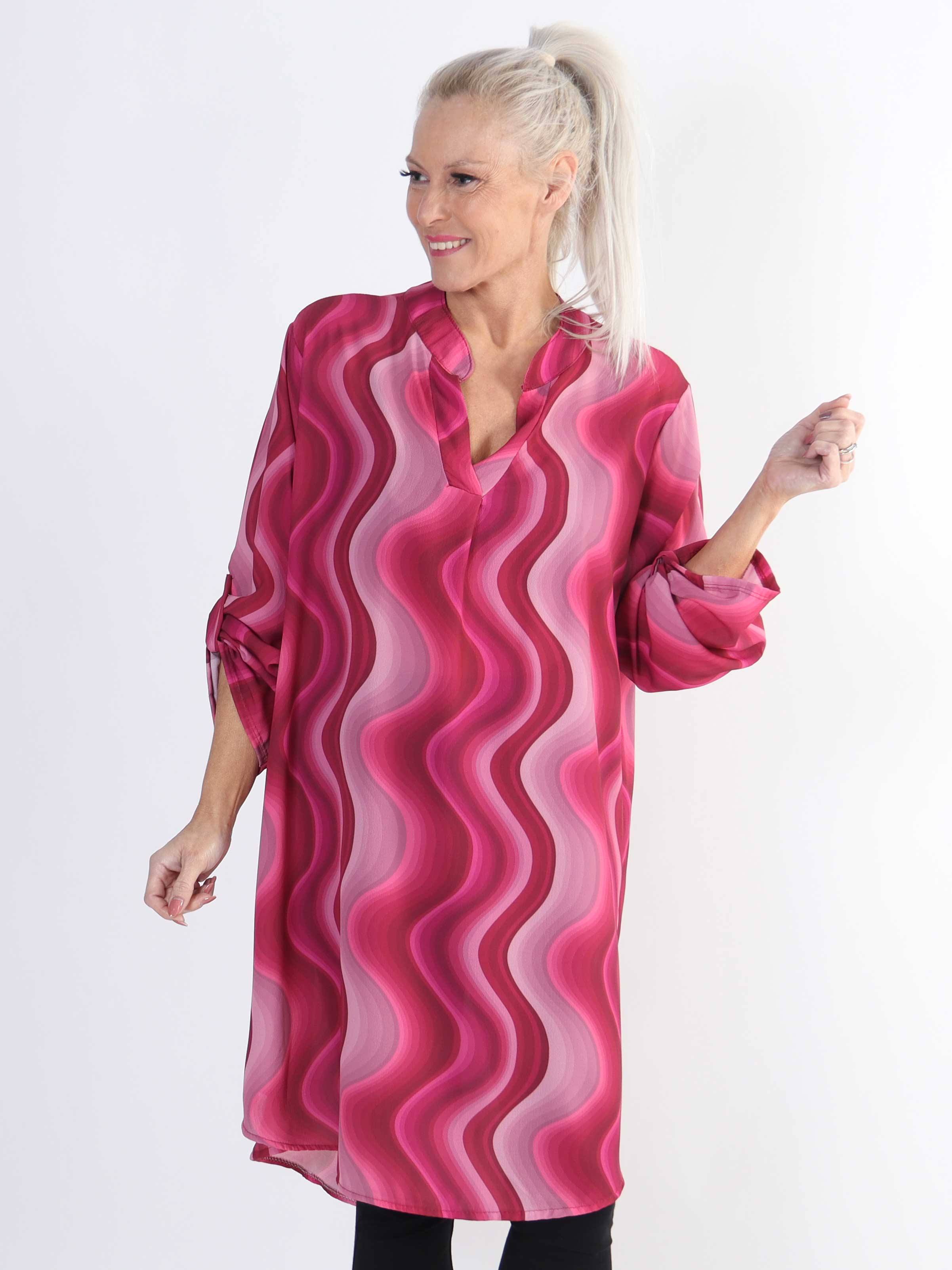 Vanesa Dress Wave - Lätt och luftig mönstrad klänning i stora storlekar - Black